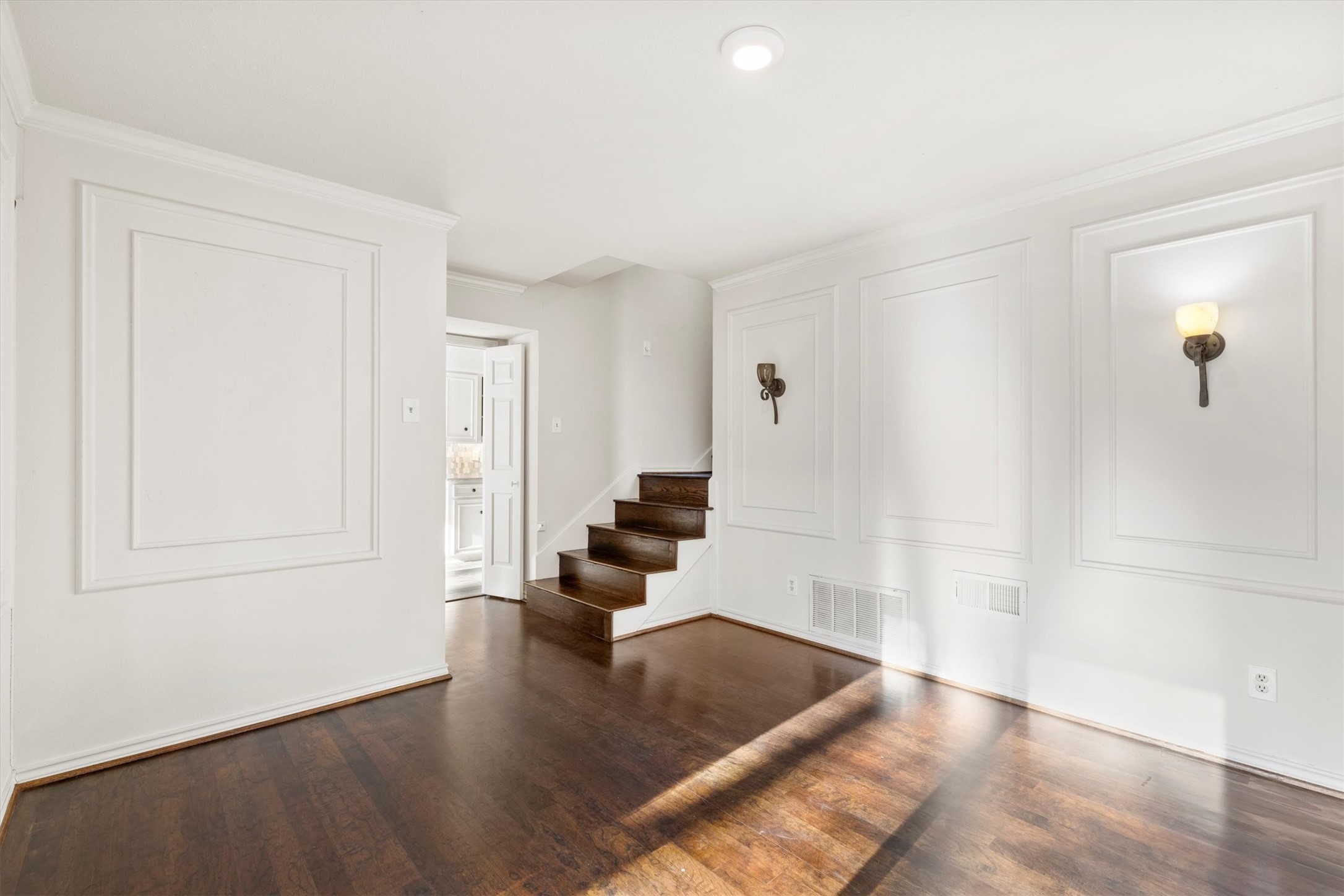 3801 S Versailles Avenue