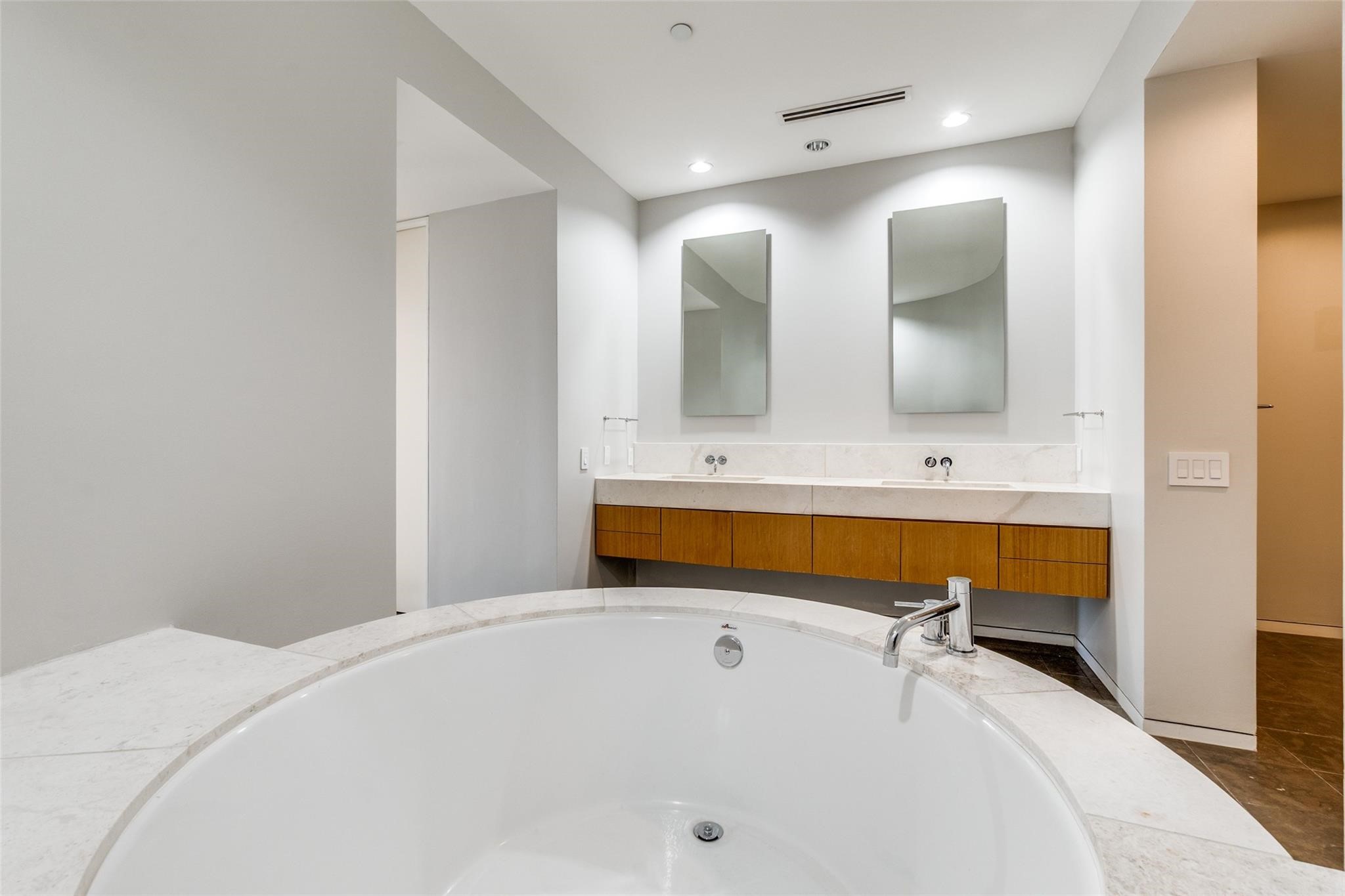 2430 Victory Park Lane 1809