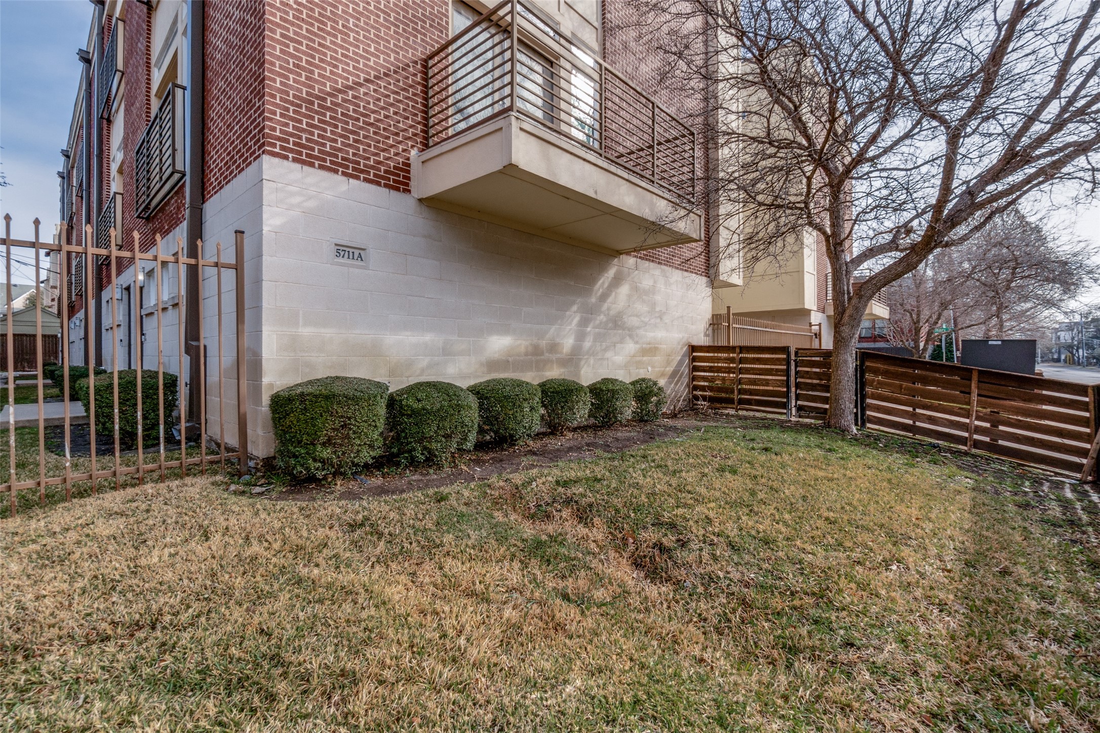 5711 Ross Avenue 5