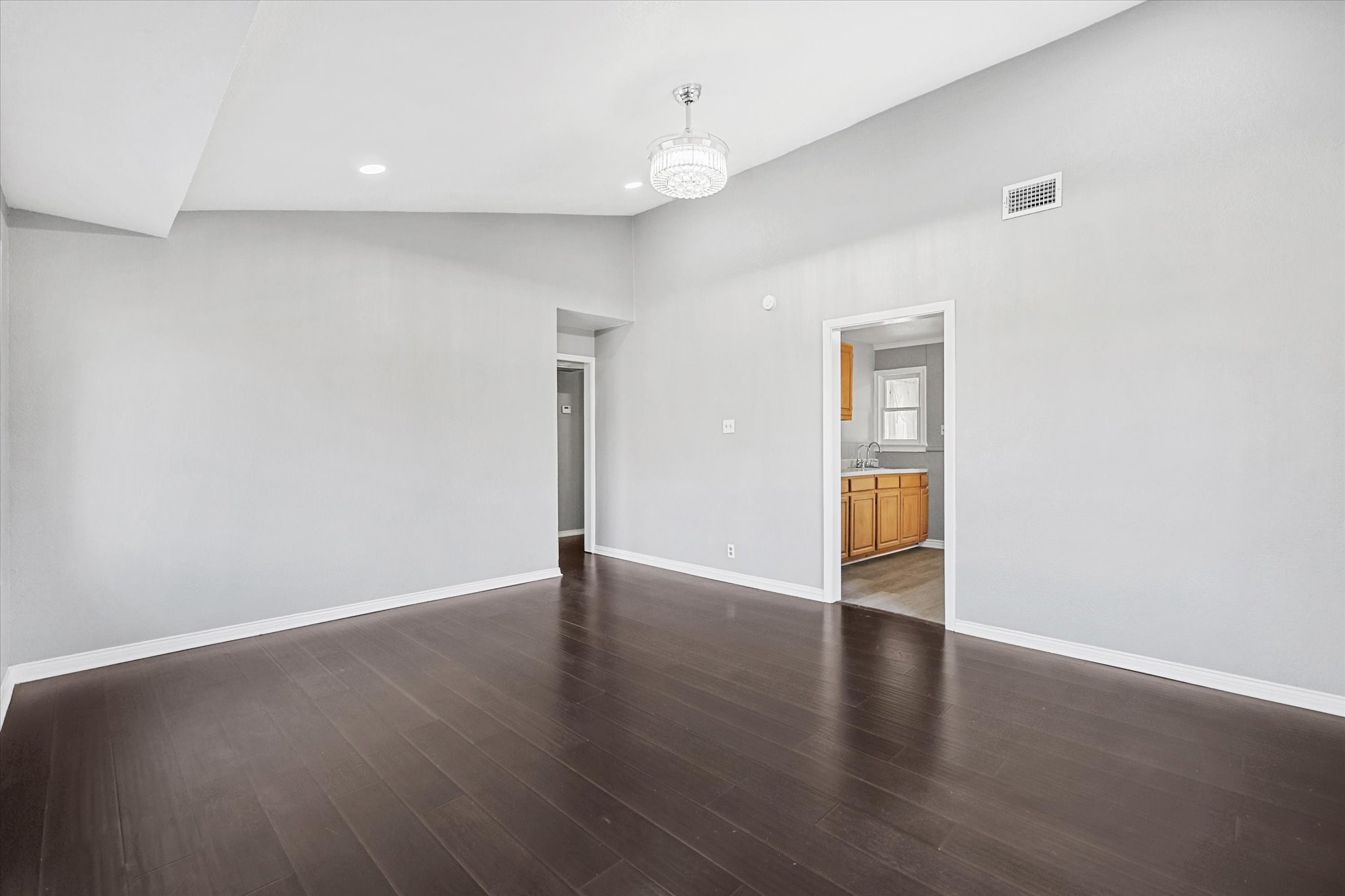 104 E 6th Street