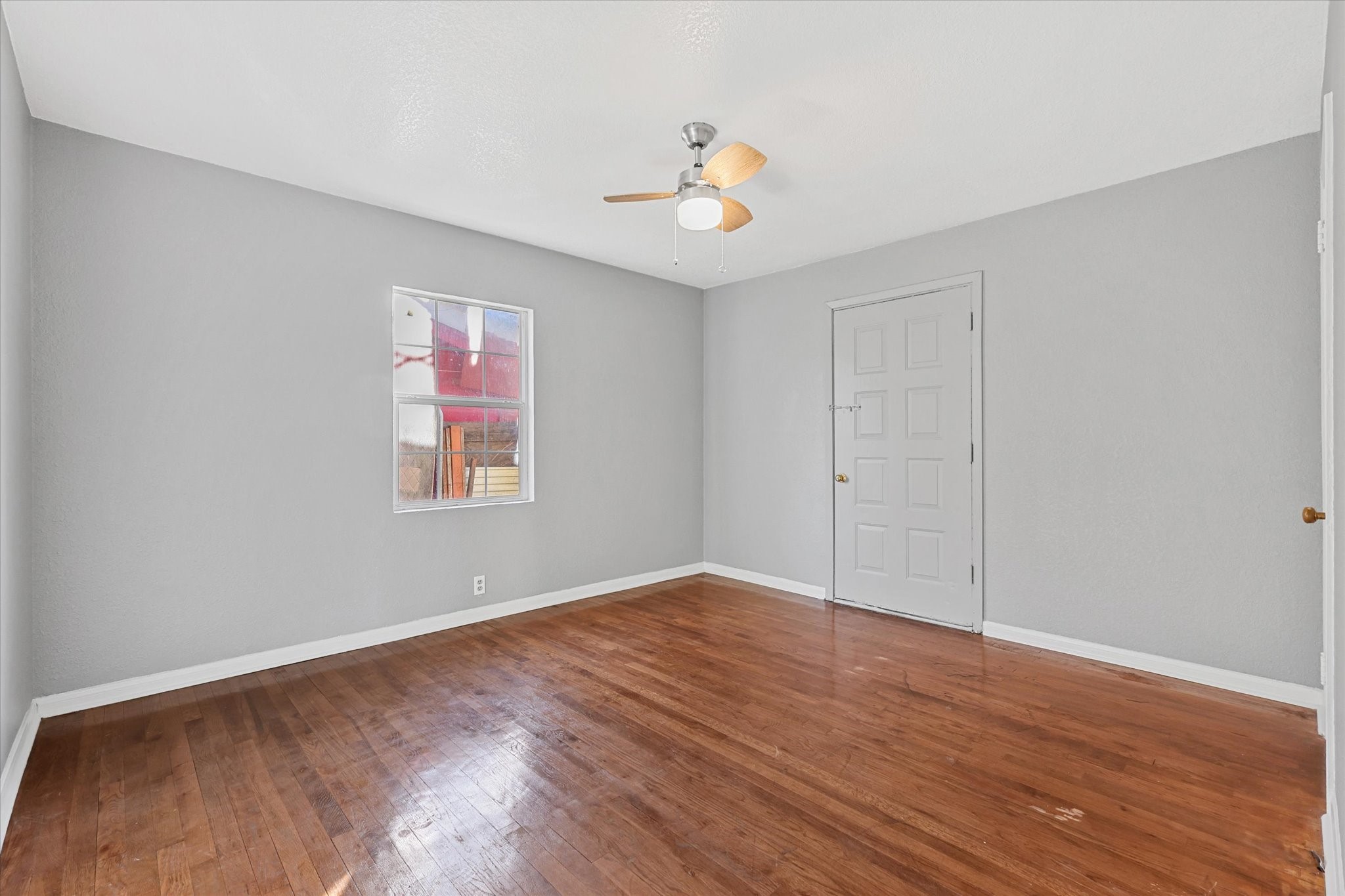 104 E 6th Street