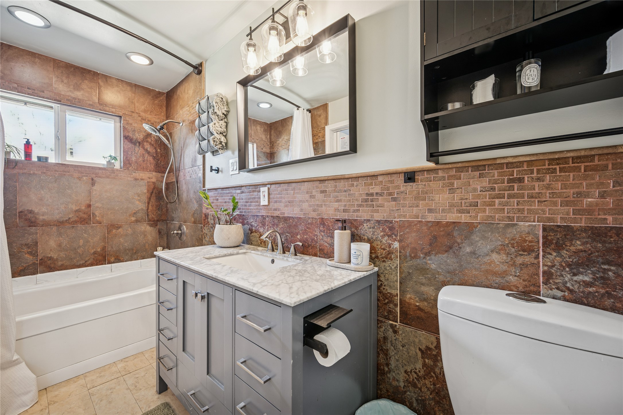 1115 Edwards Court N