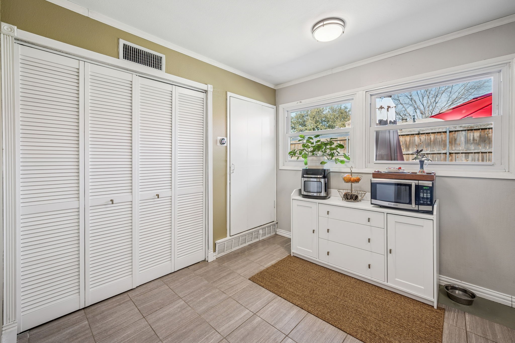 1115 Edwards Court N