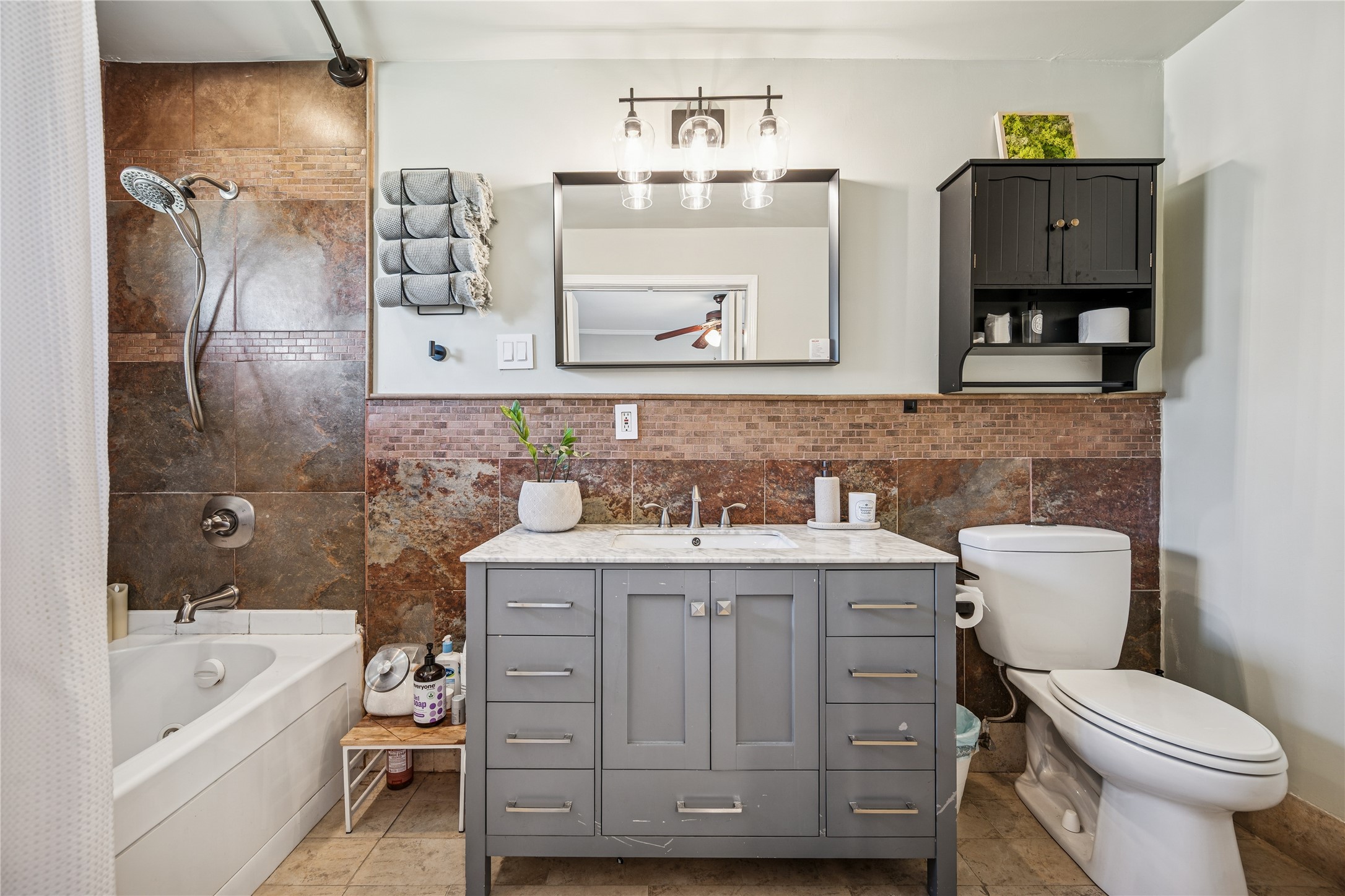 1115 Edwards Court N