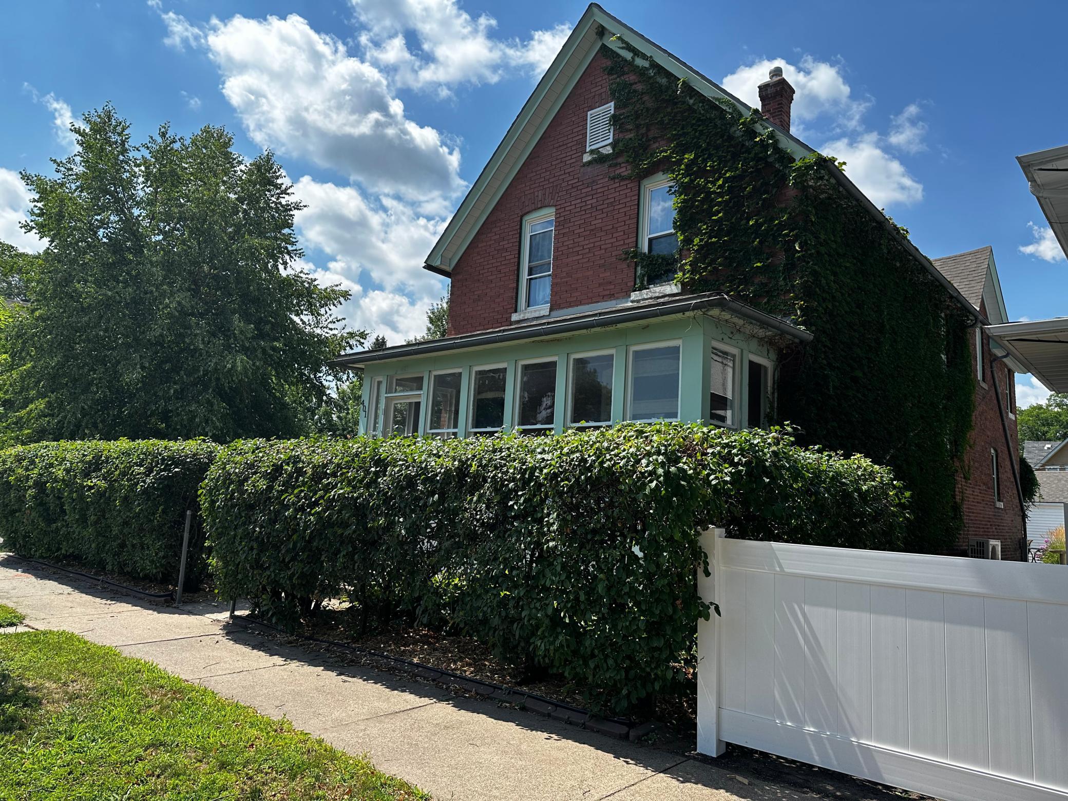 401 View Street