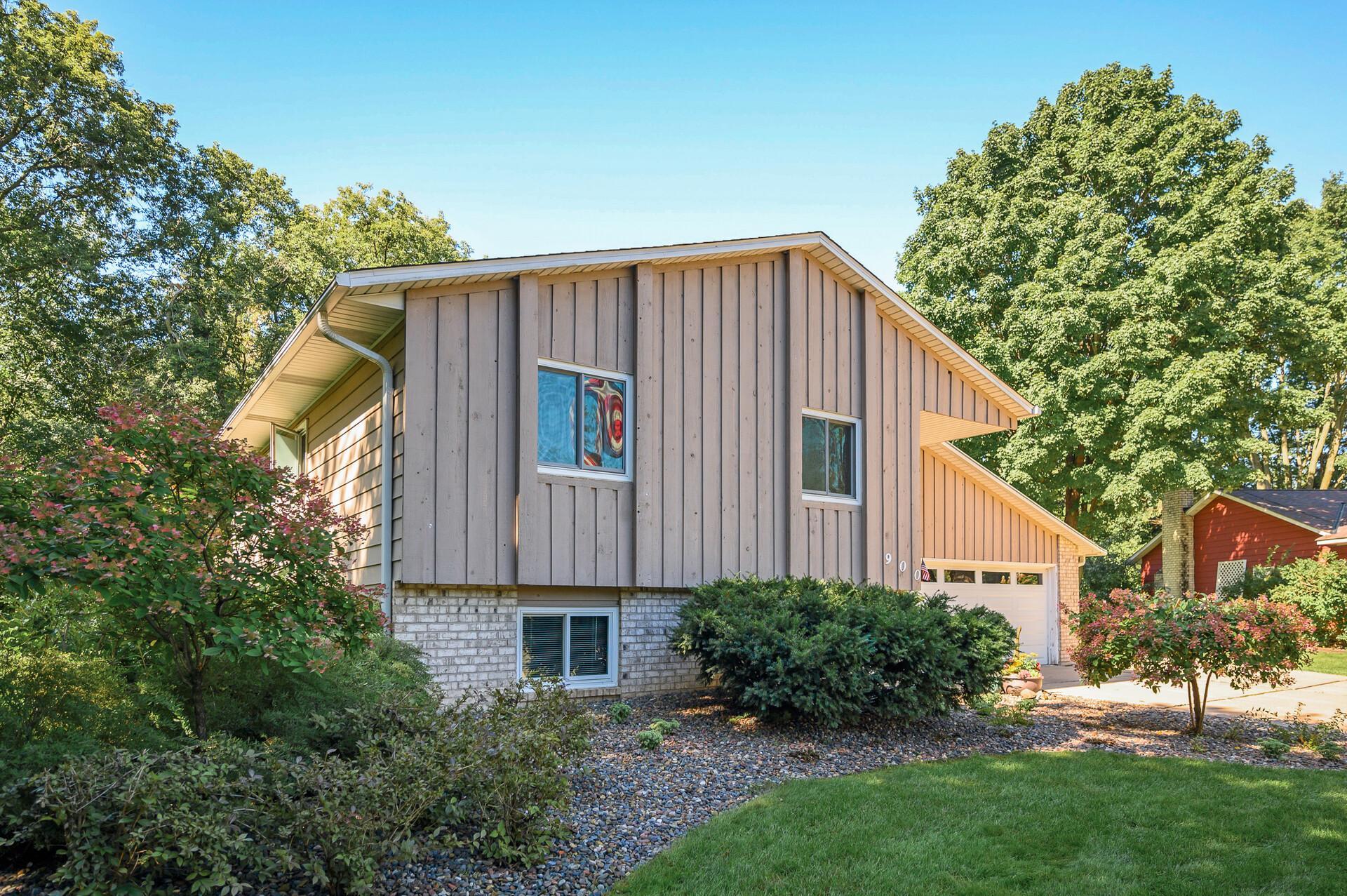 900 Knollwood Court