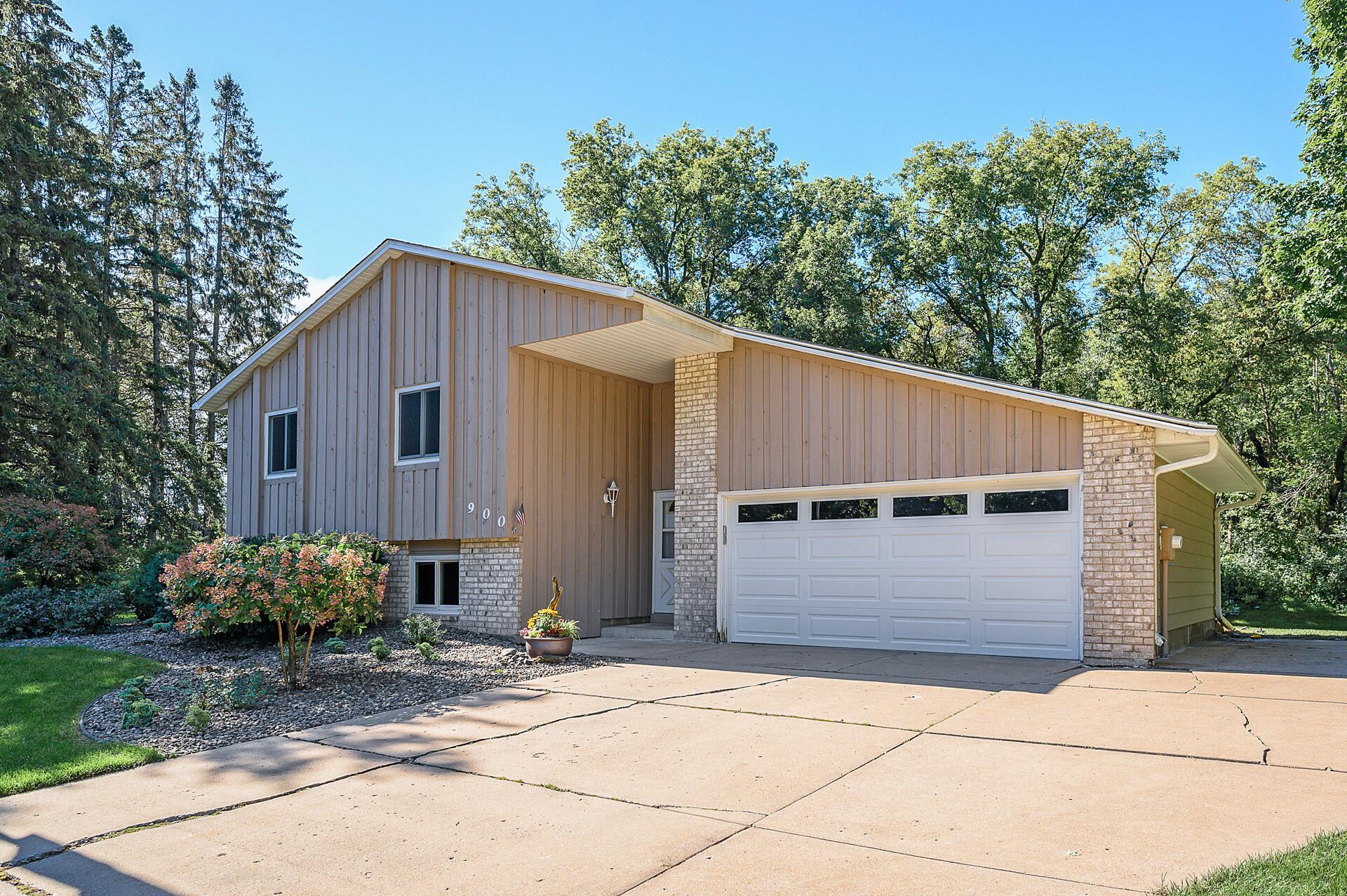 900 Knollwood Court