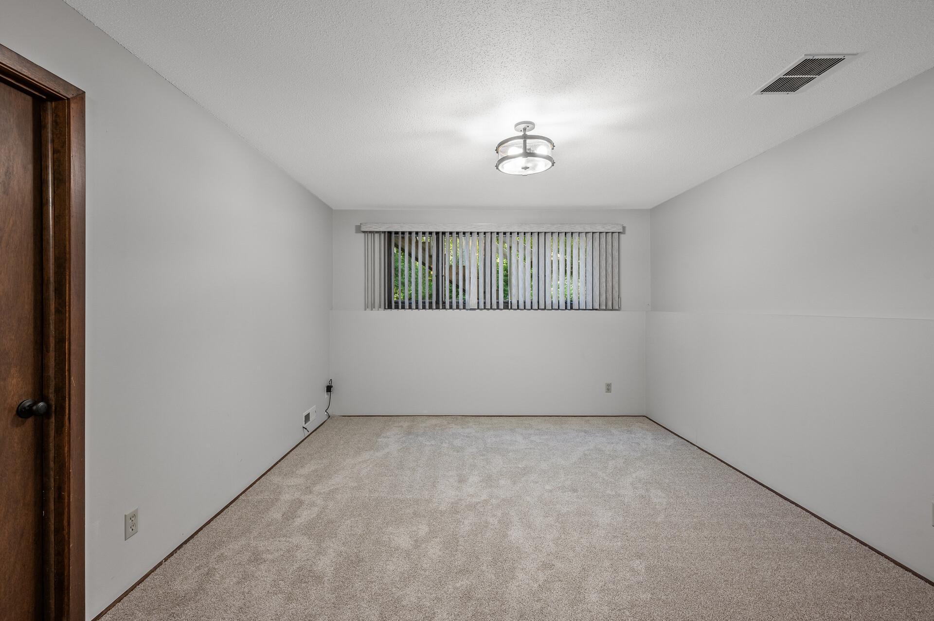 900 Knollwood Court