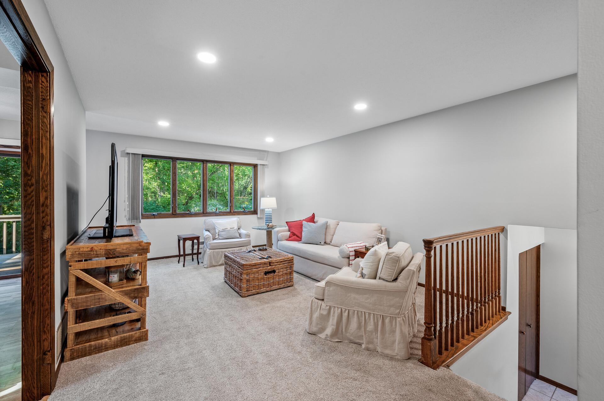 900 Knollwood Court