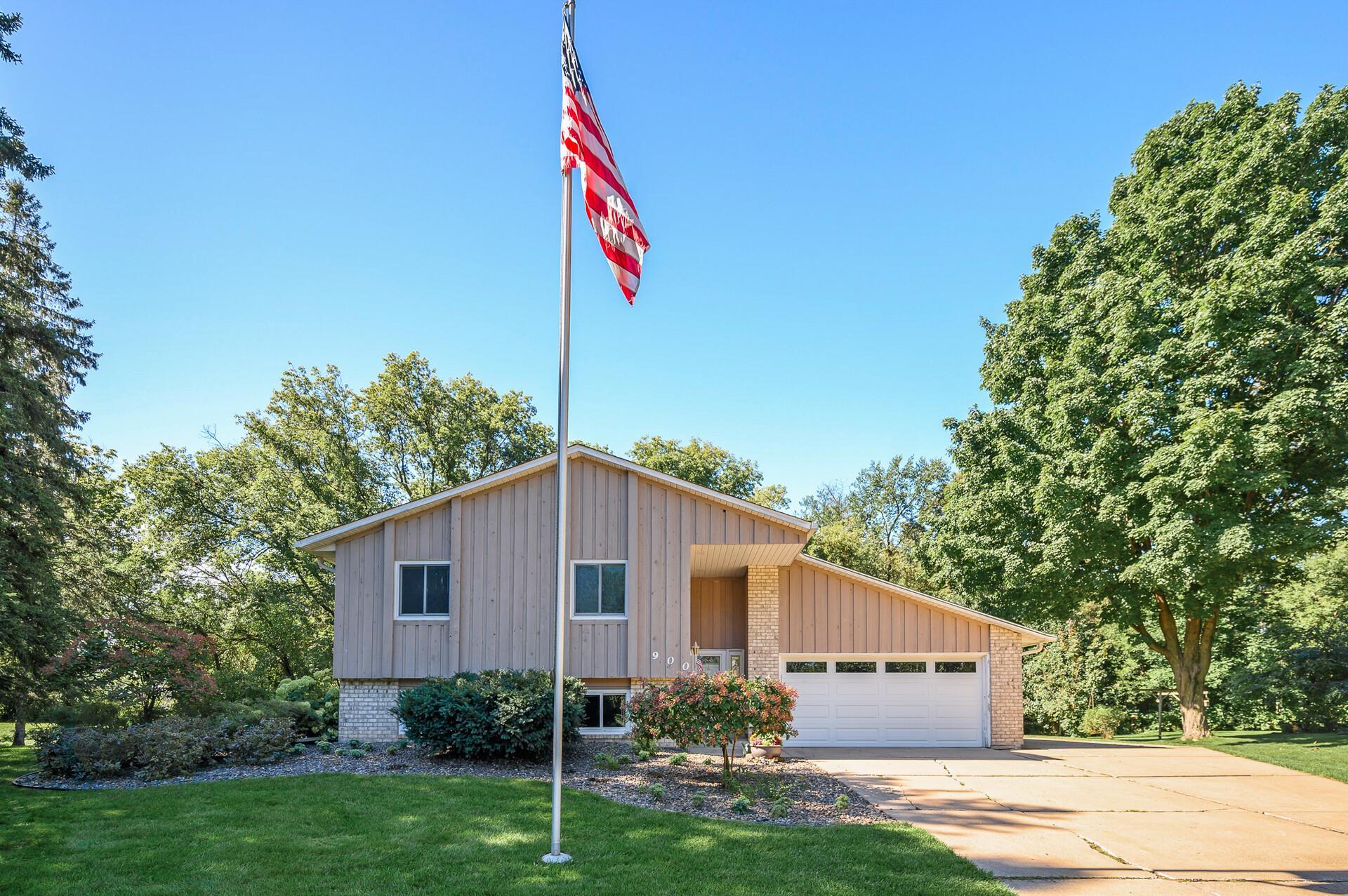 900 Knollwood Court