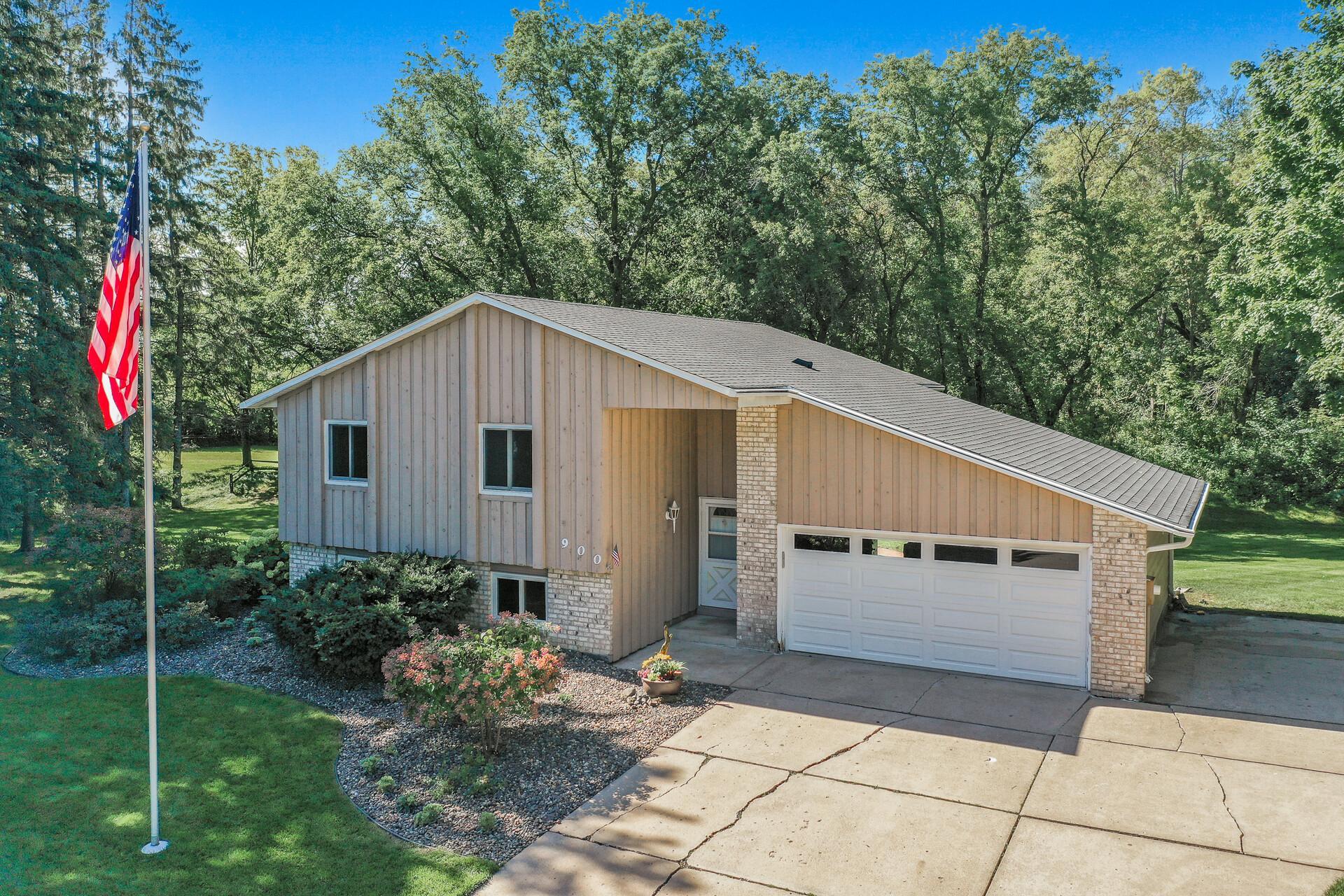 900 Knollwood Court