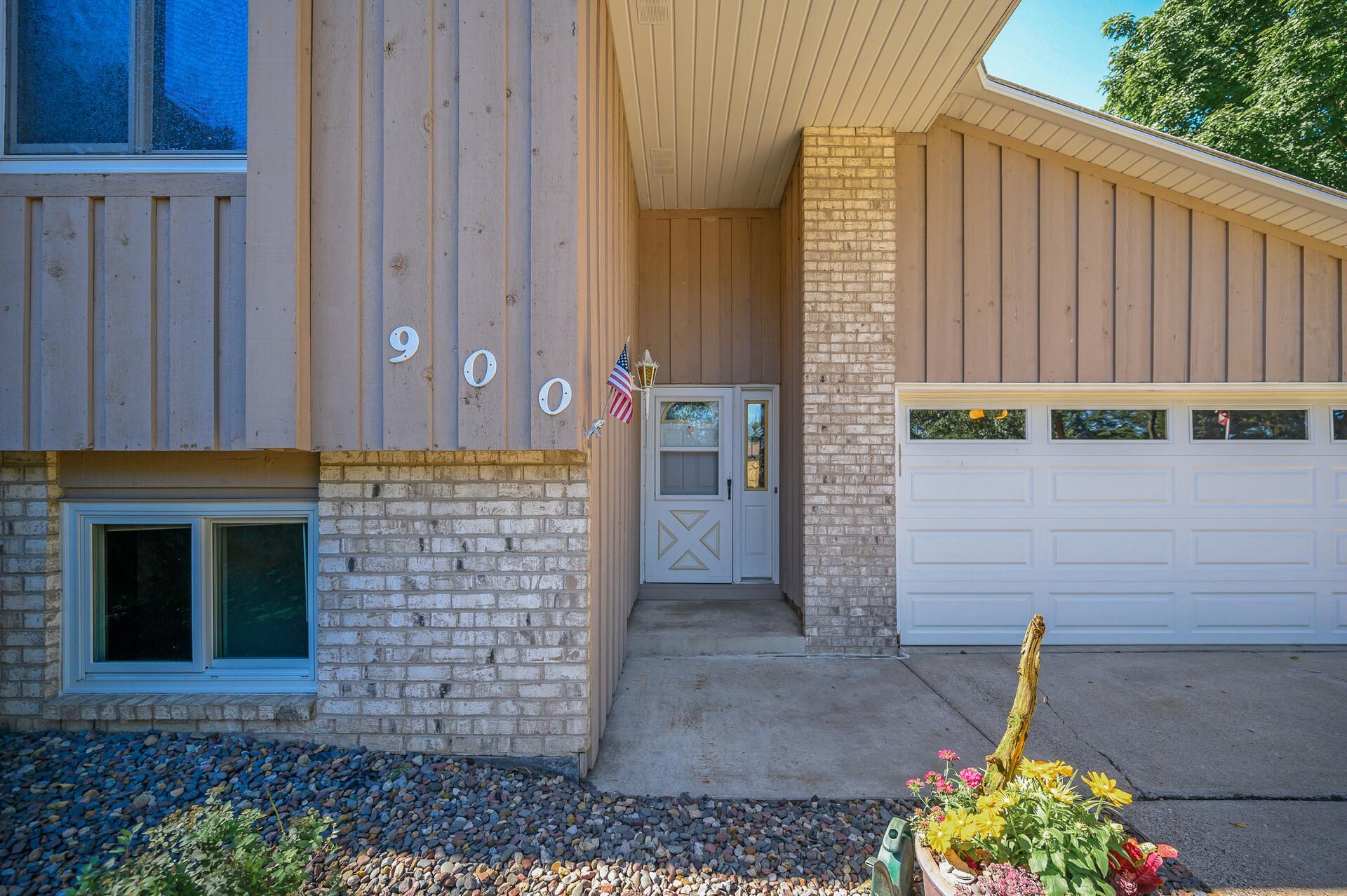 900 Knollwood Court