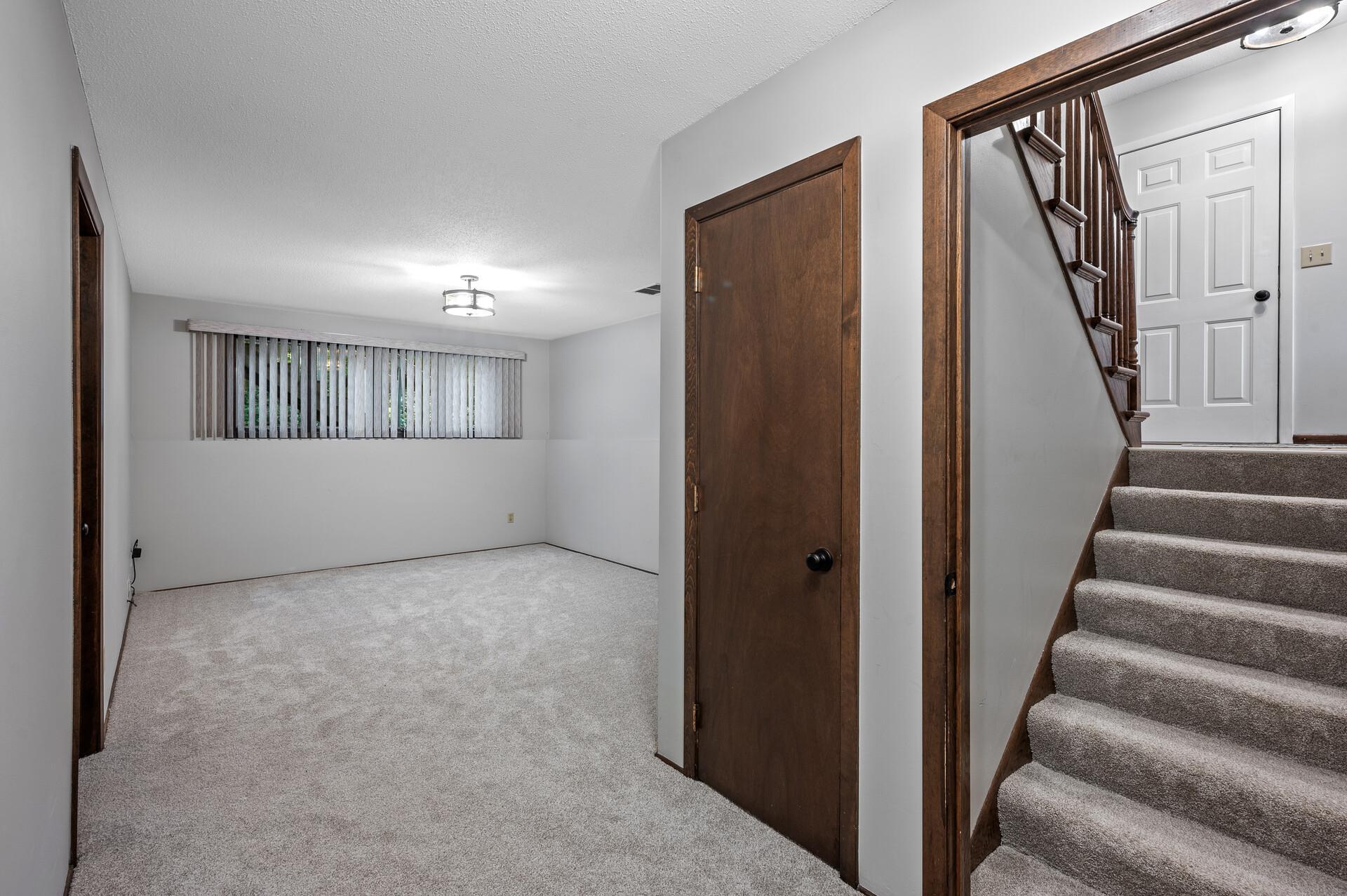 900 Knollwood Court