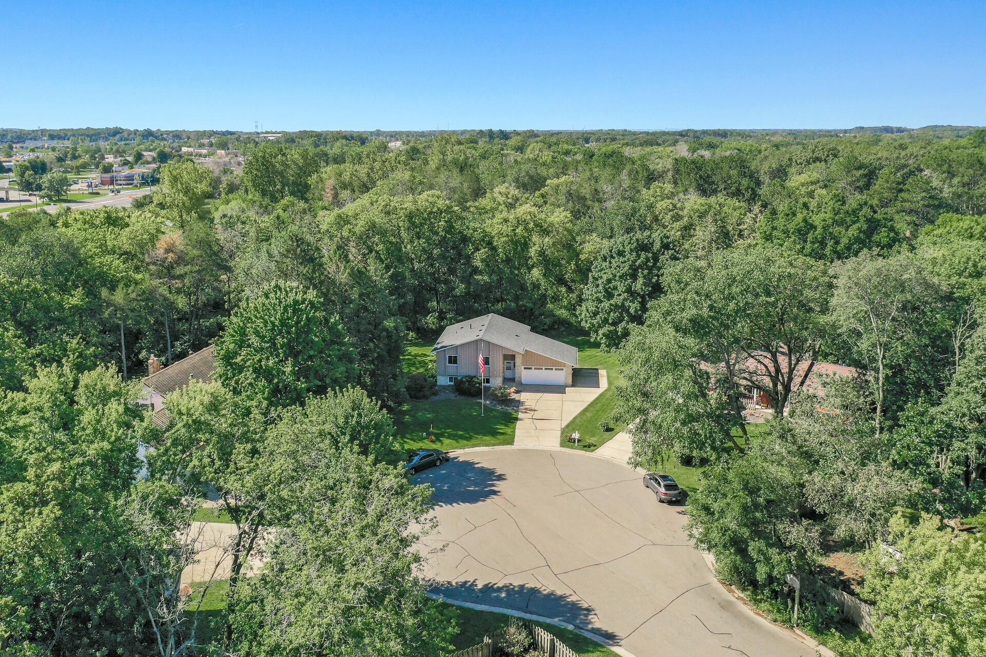 900 Knollwood Court