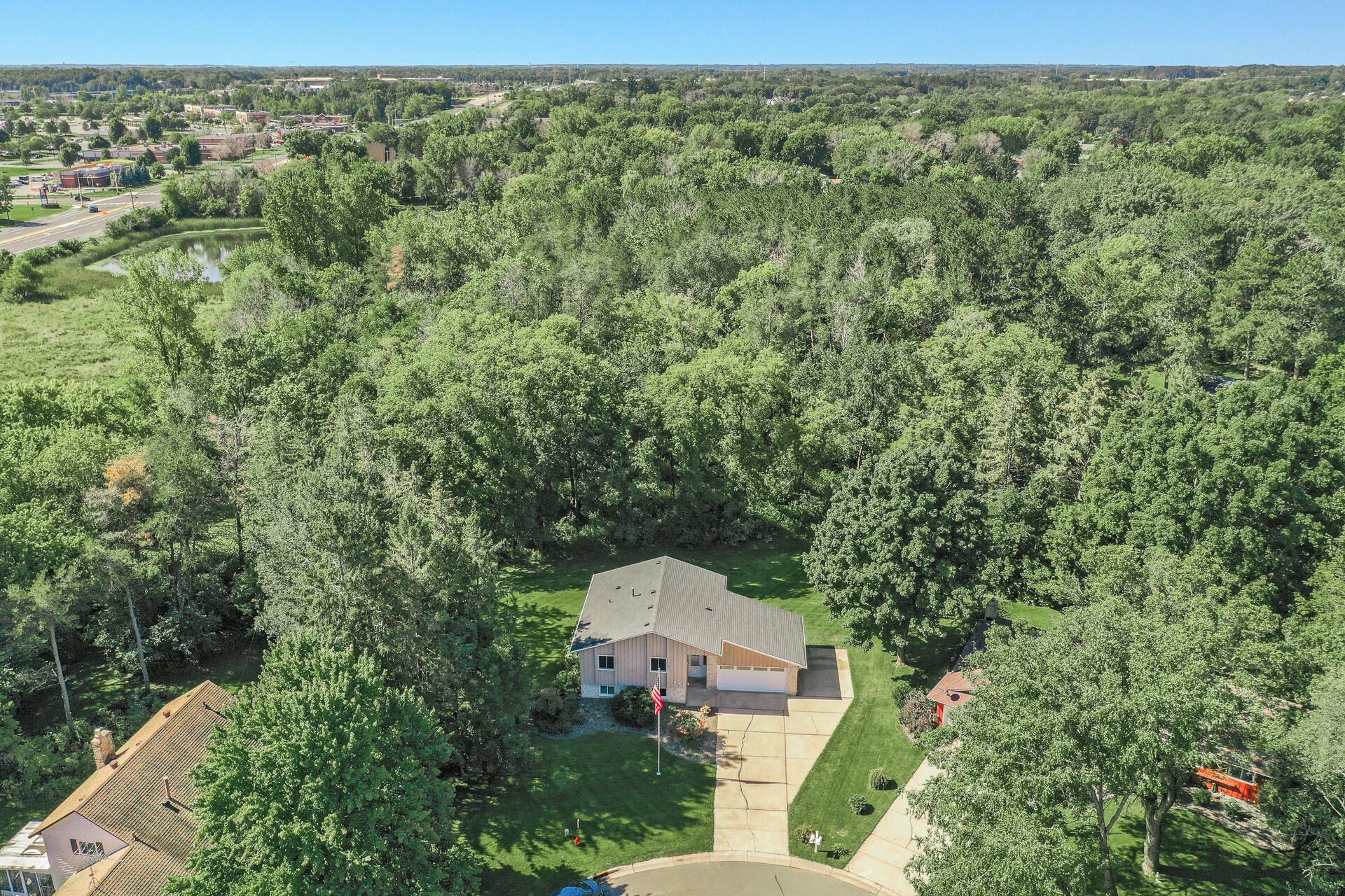 900 Knollwood Court