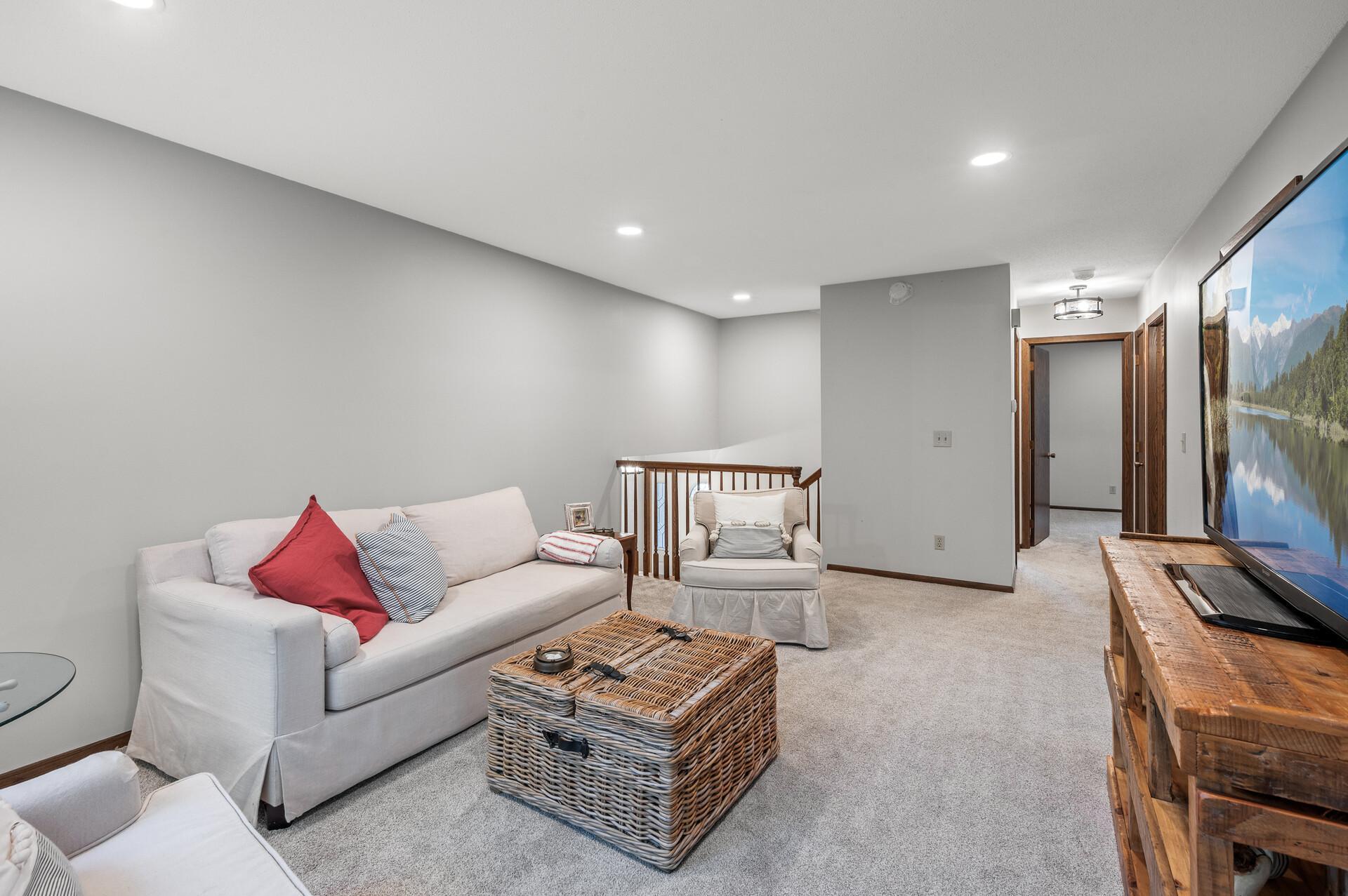 900 Knollwood Court