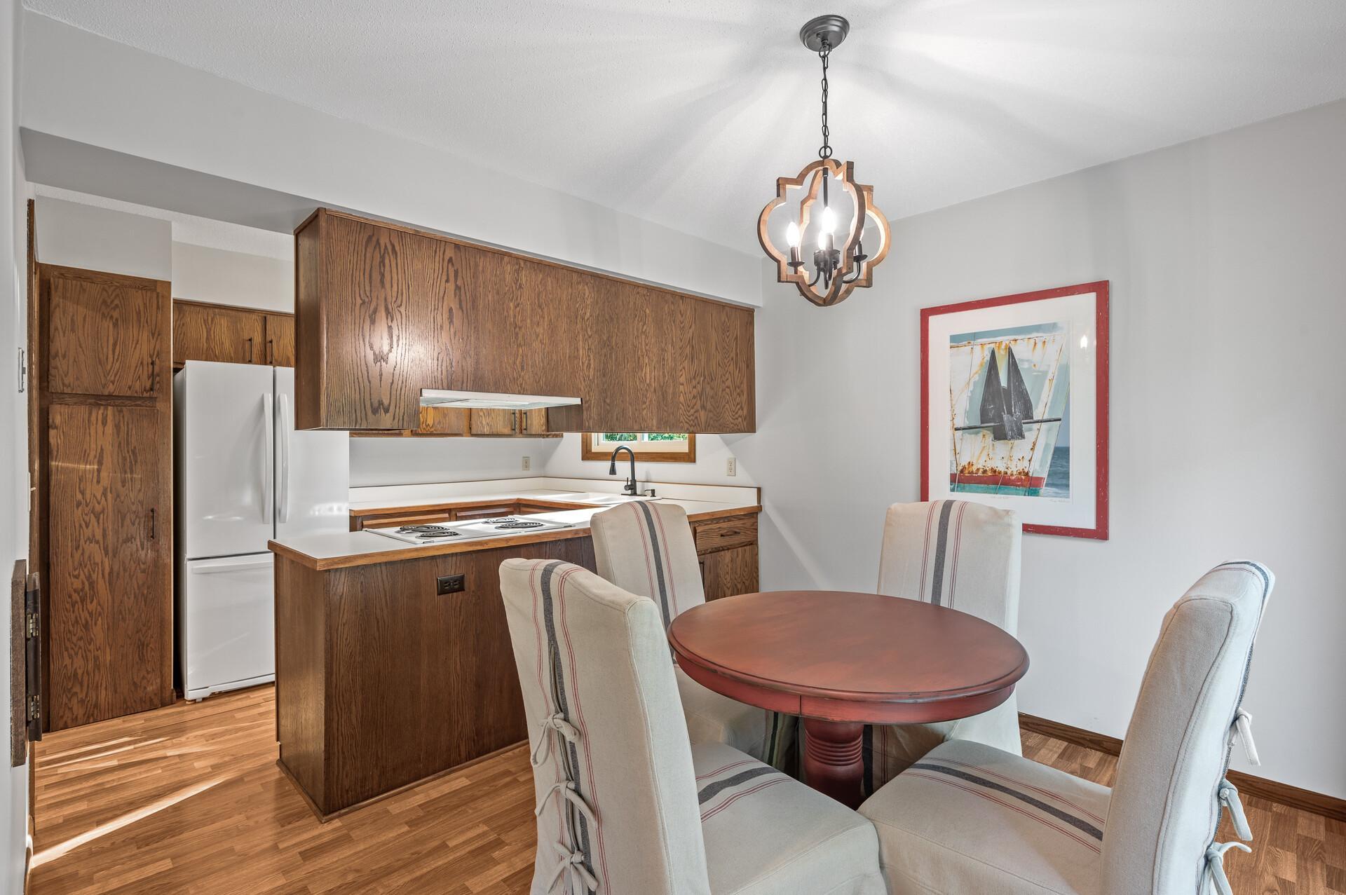 900 Knollwood Court