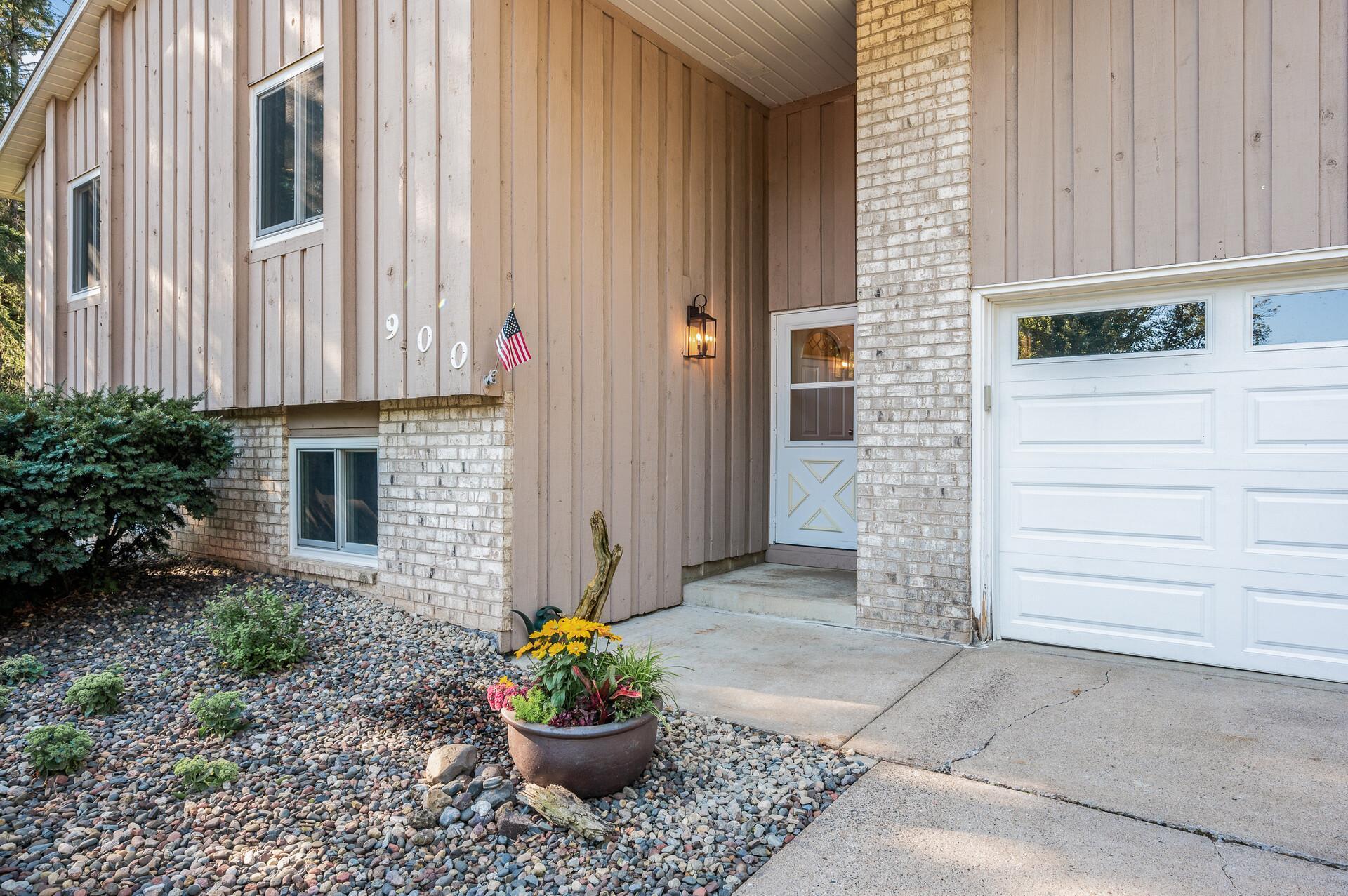 900 Knollwood Court