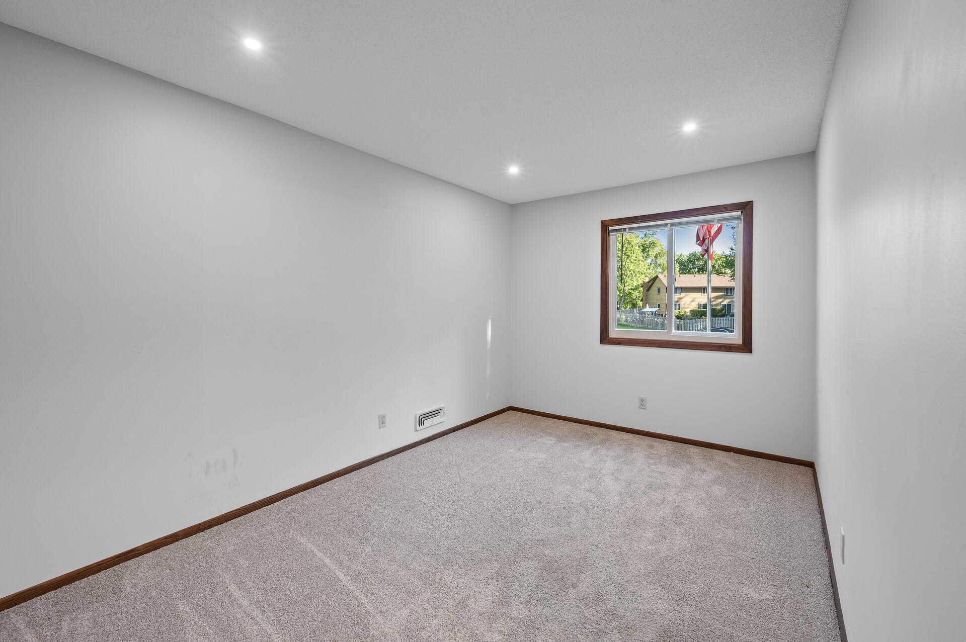900 Knollwood Court