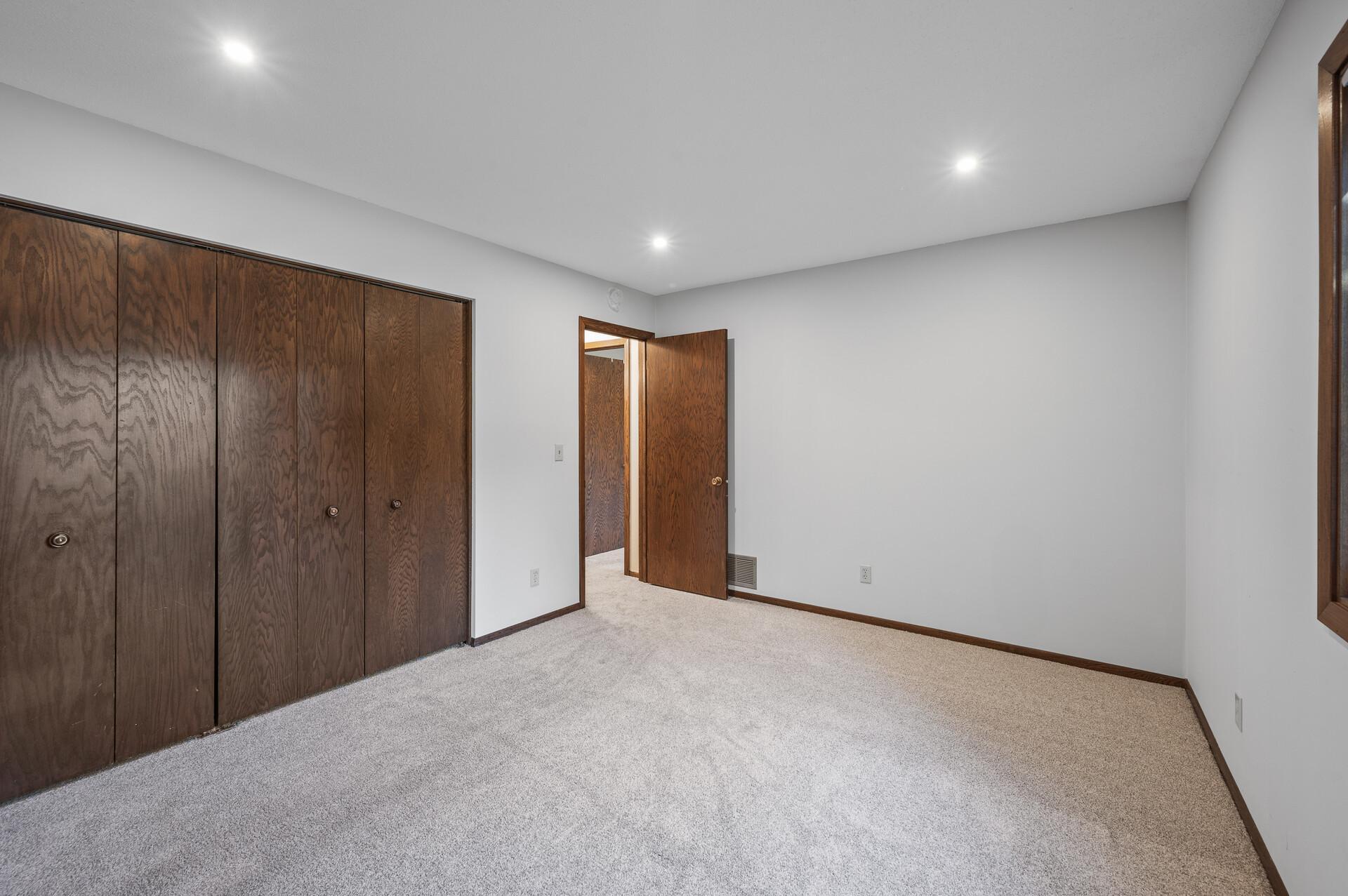 900 Knollwood Court