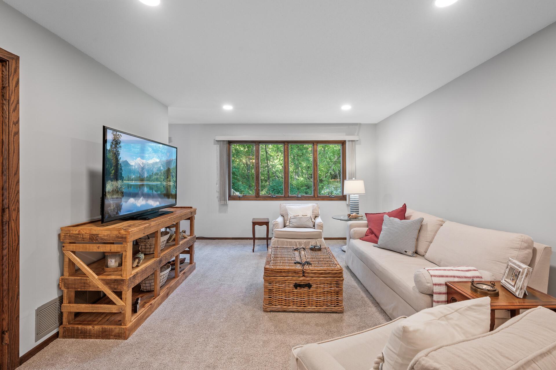 900 Knollwood Court