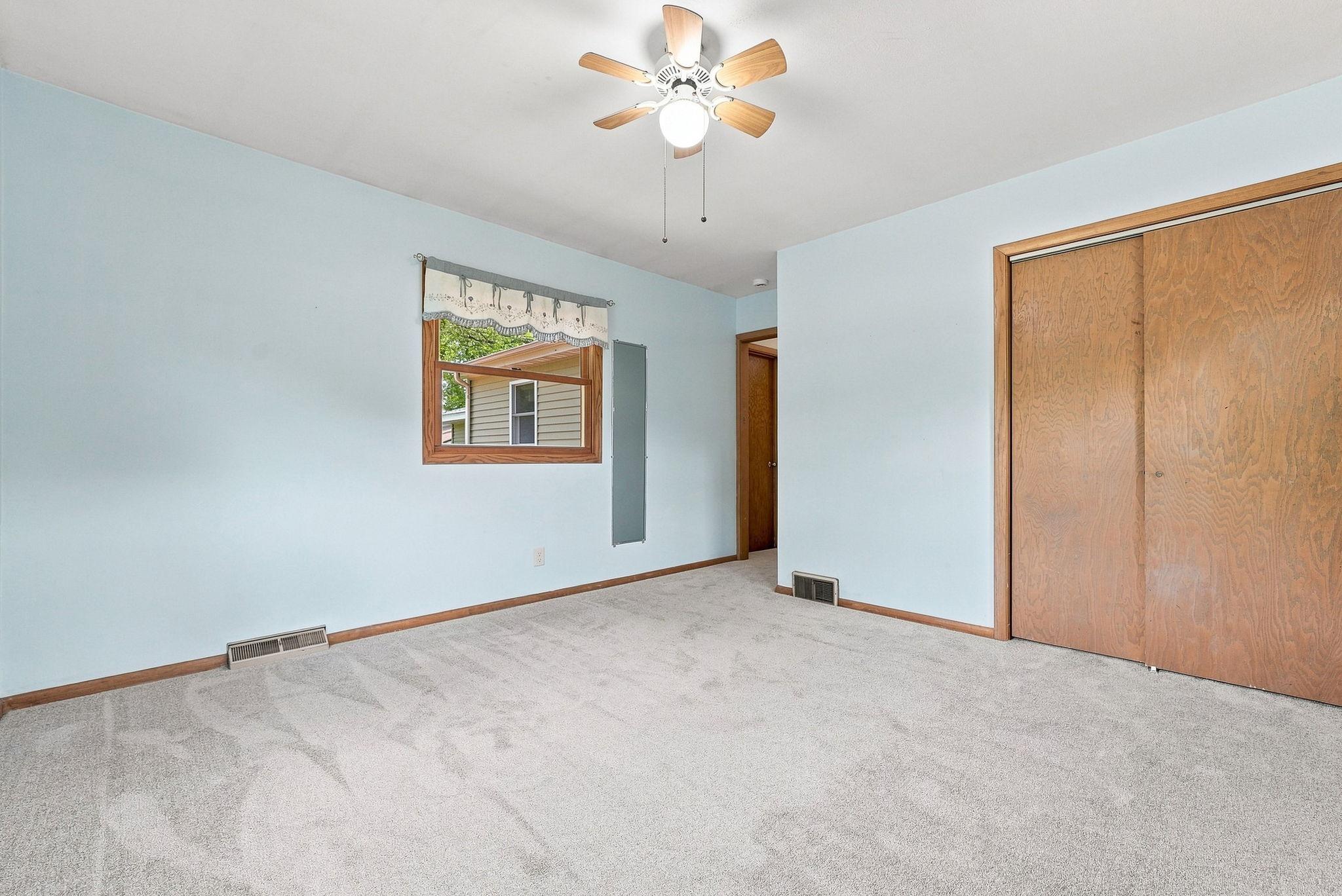 563 Shryer Avenue W