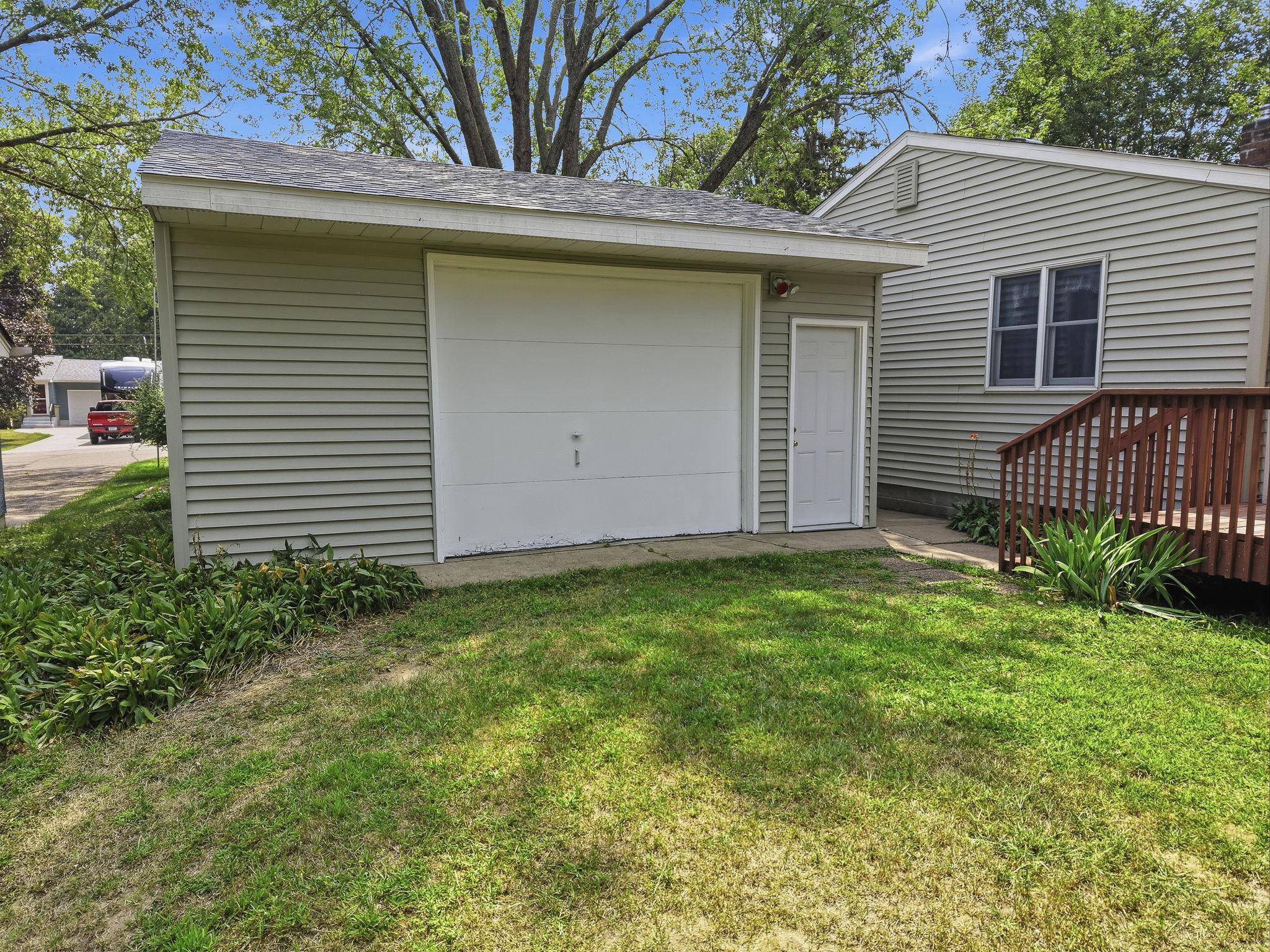 563 Shryer Avenue W