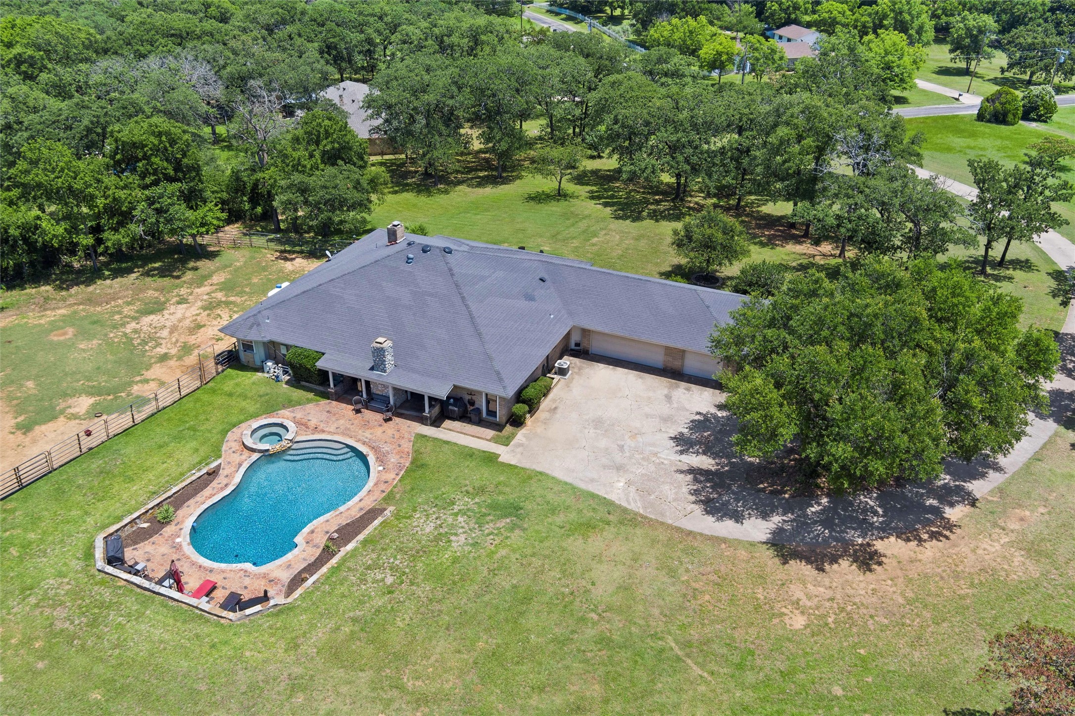 2052 Trailwood Drive W