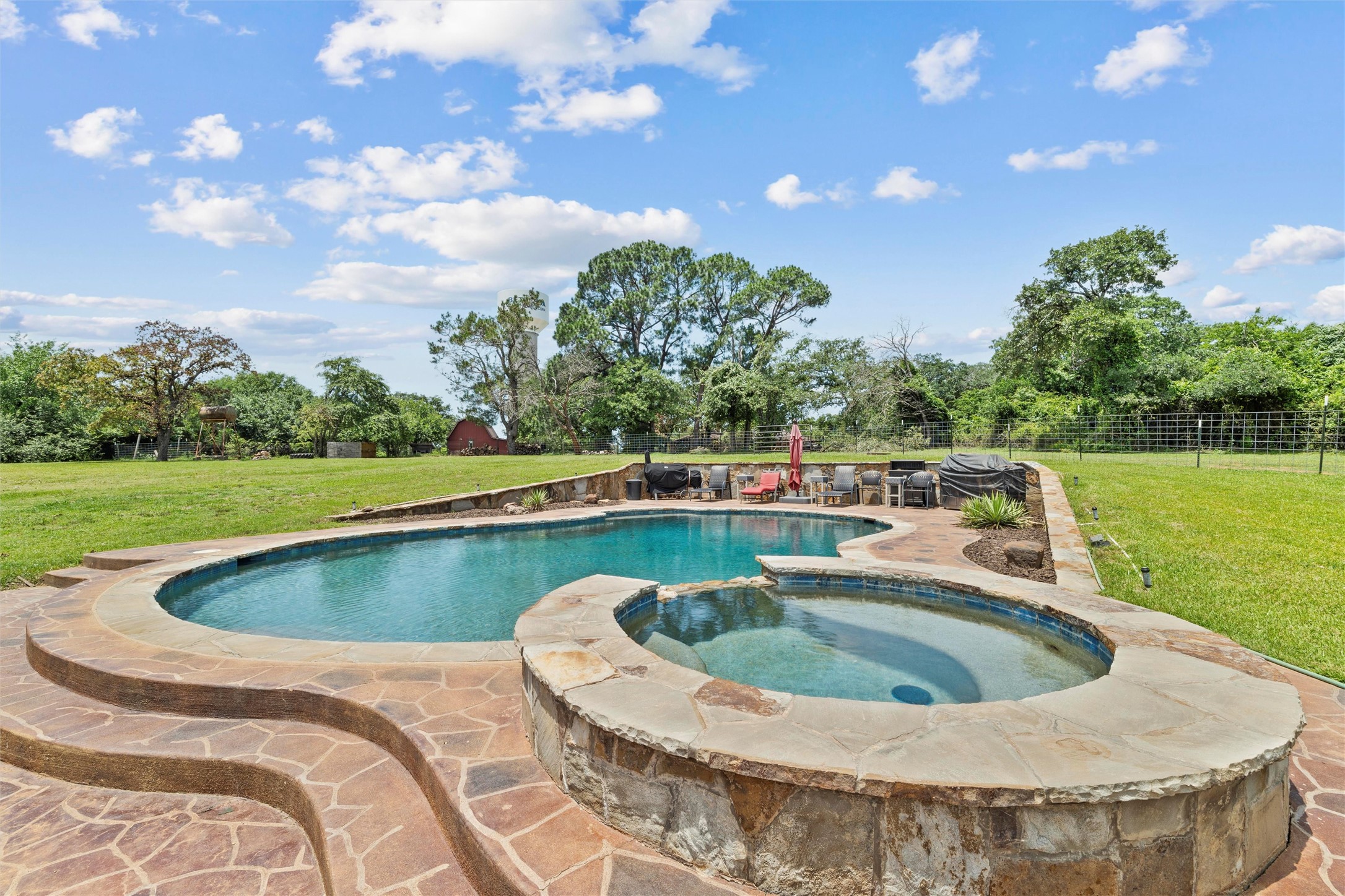 2052 Trailwood Drive W