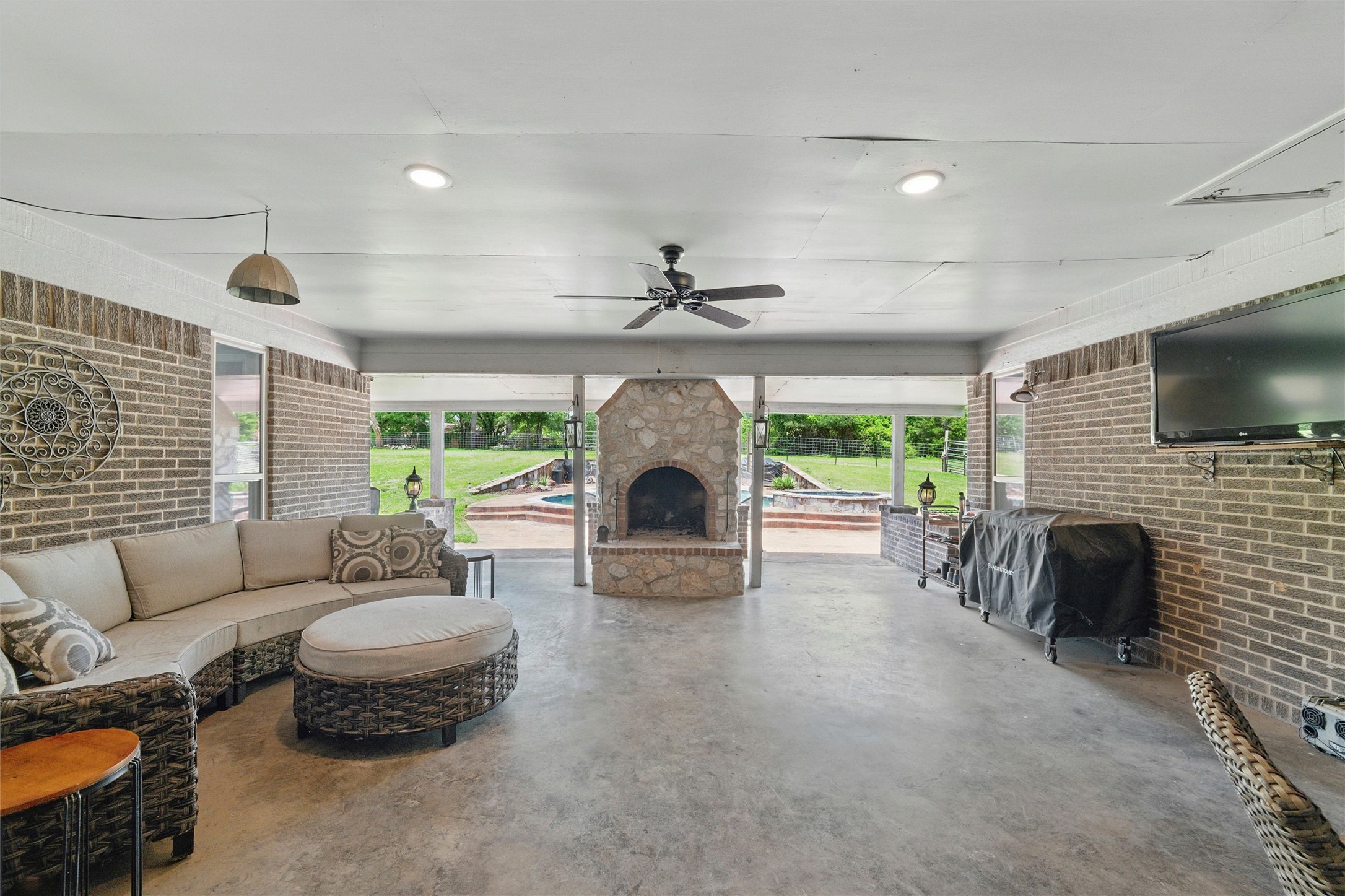 2052 Trailwood Drive W