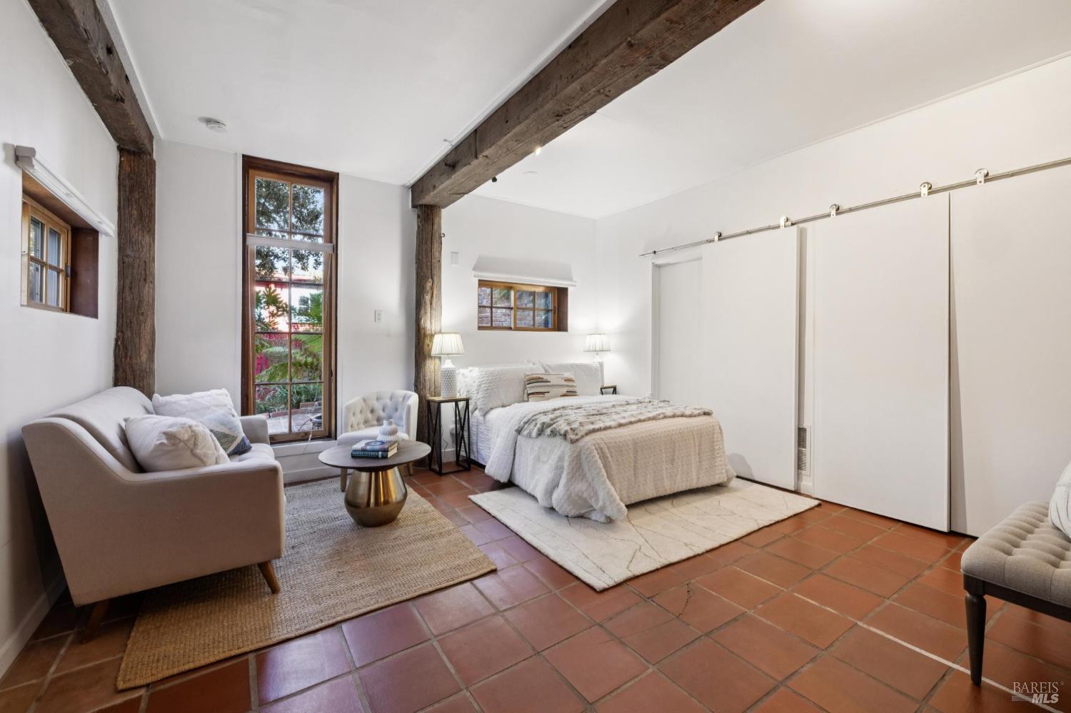 10 Canyon Avenue