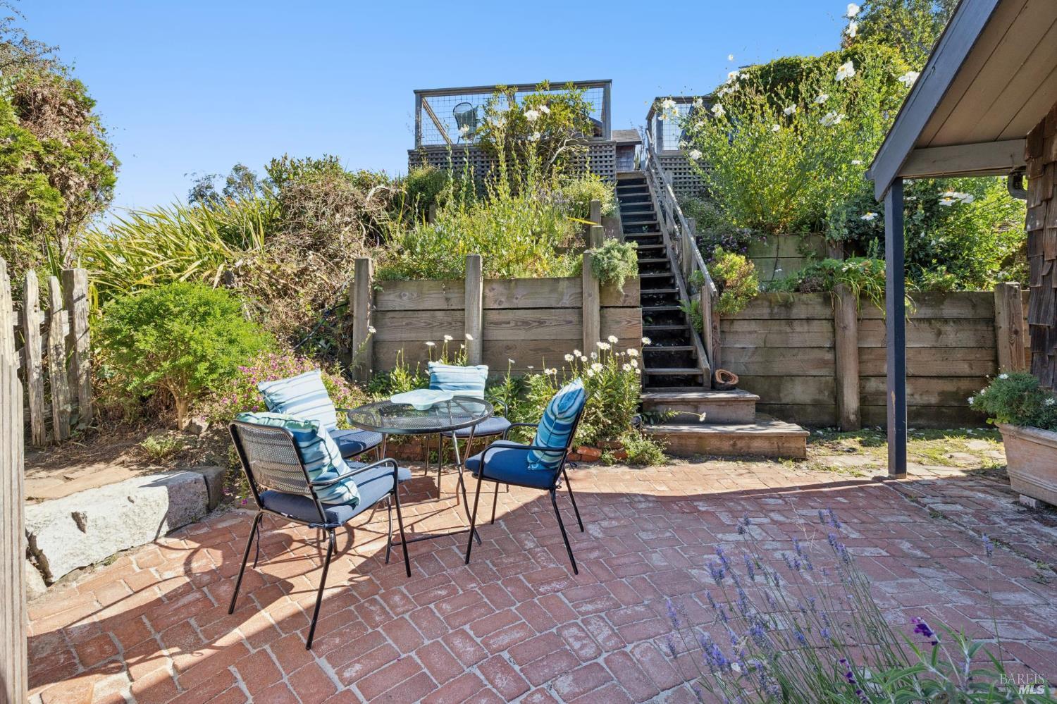 10 Canyon Avenue