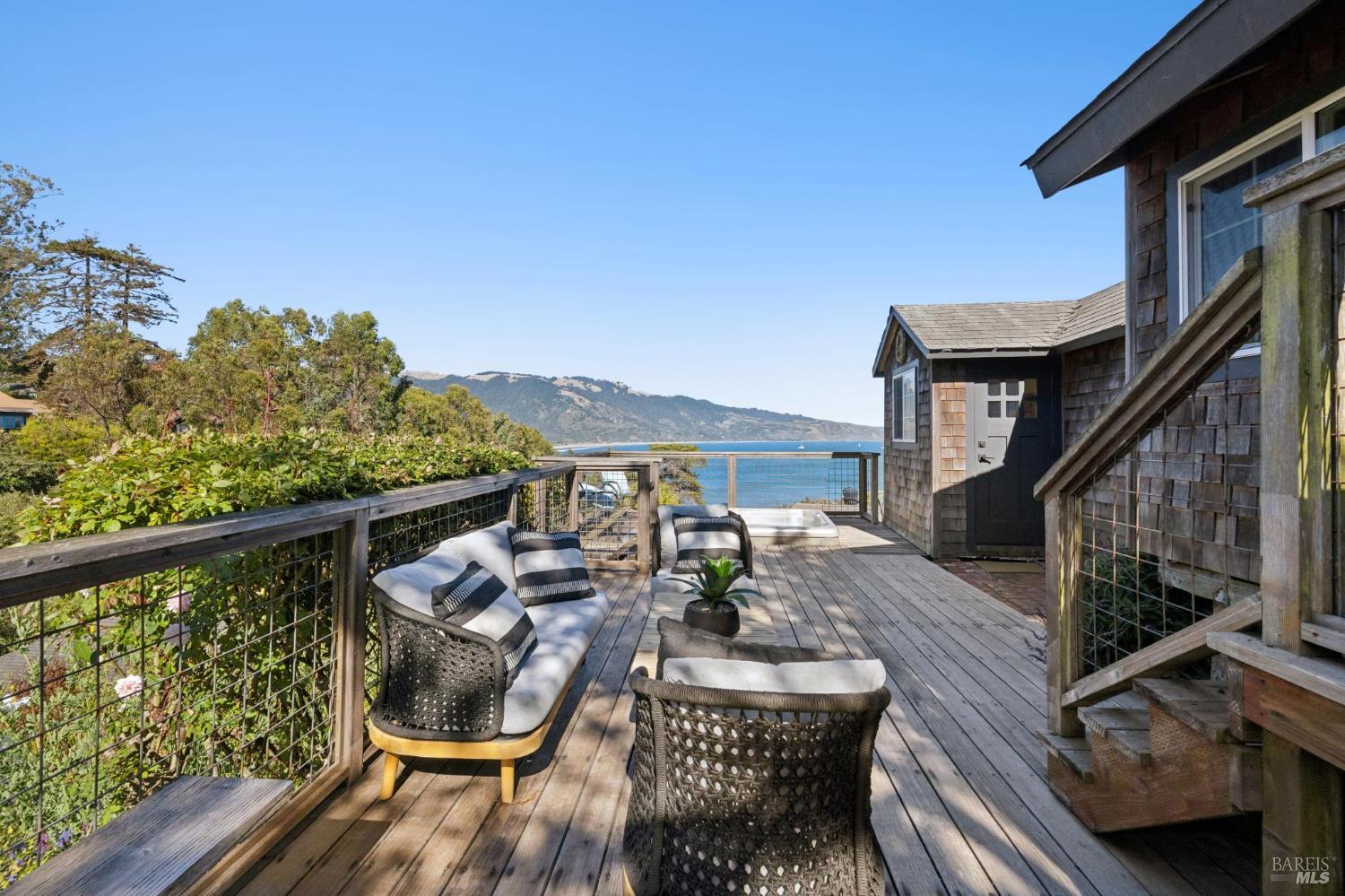 10 Canyon Avenue