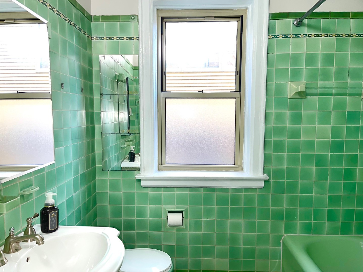 1527 W Pratt Boulevard Unit: 2E