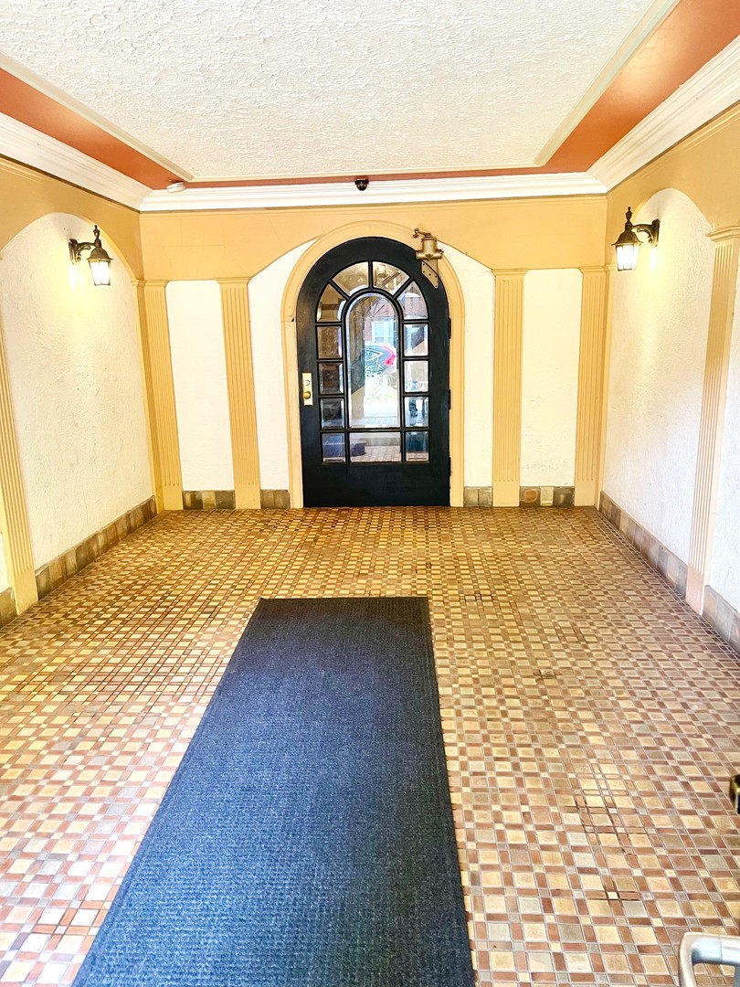 1527 W Pratt Boulevard Unit: 2E