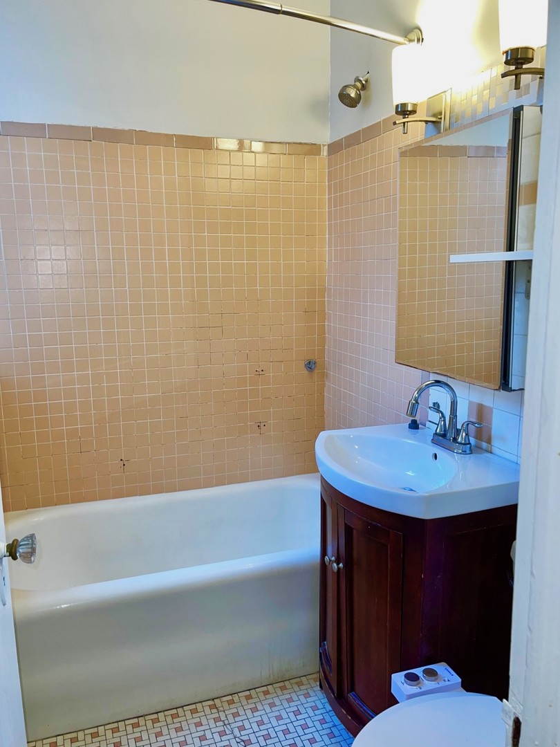 1527 W Pratt Boulevard Unit: 2E
