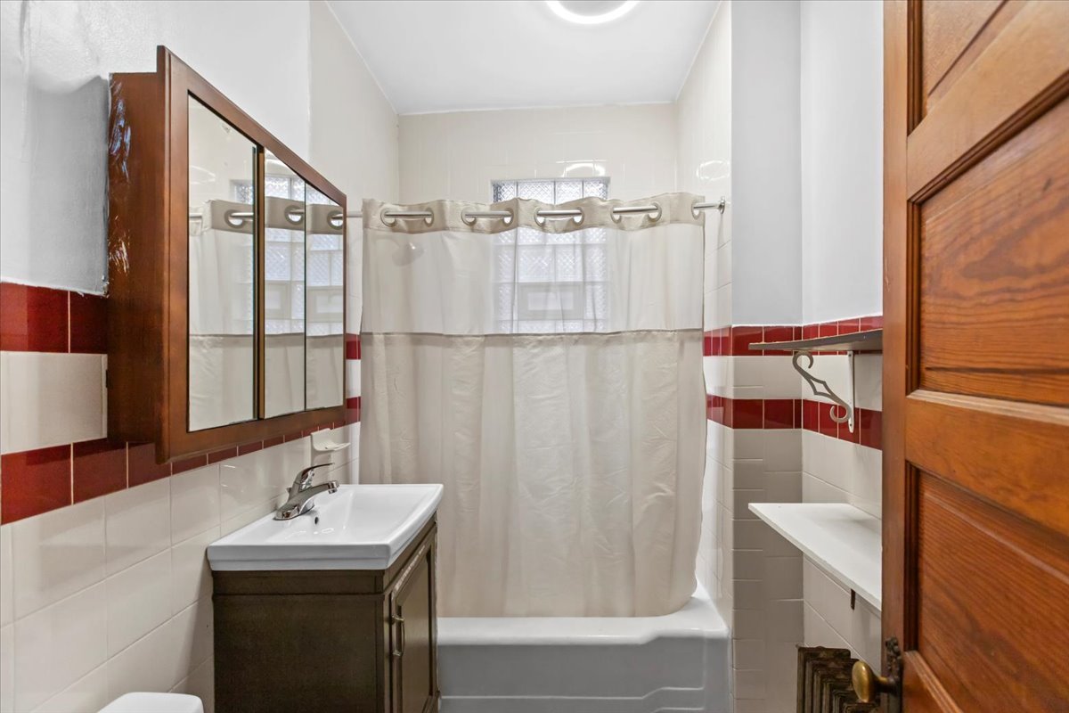 3223 N Lawndale Avenue Unit: 1