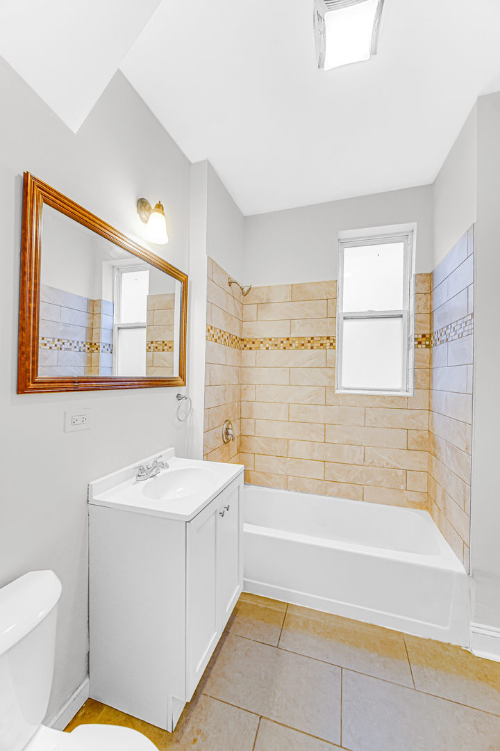 1647 N Karlov Avenue Unit: 2