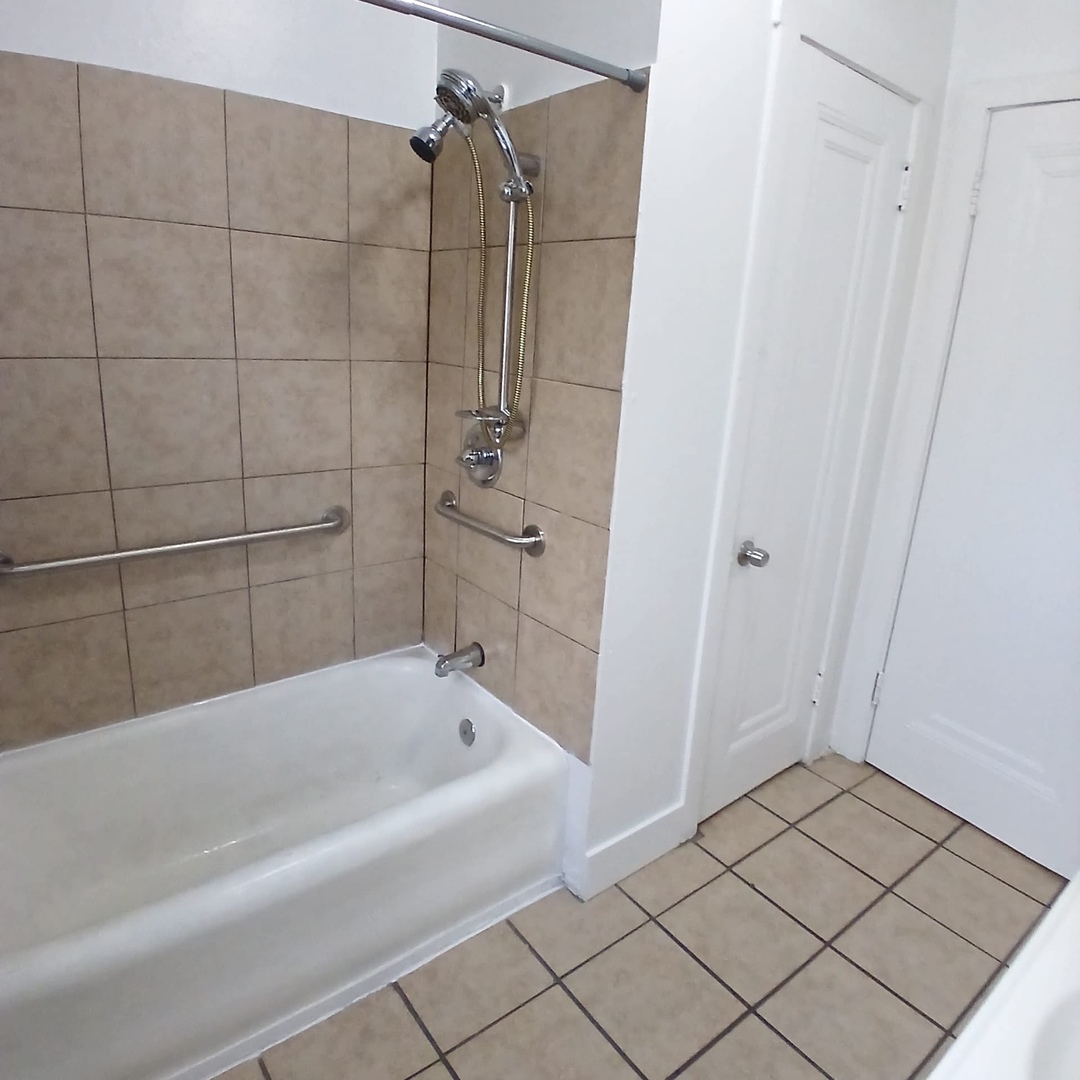 2056 N Kilpatrick Avenue Unit: 1N