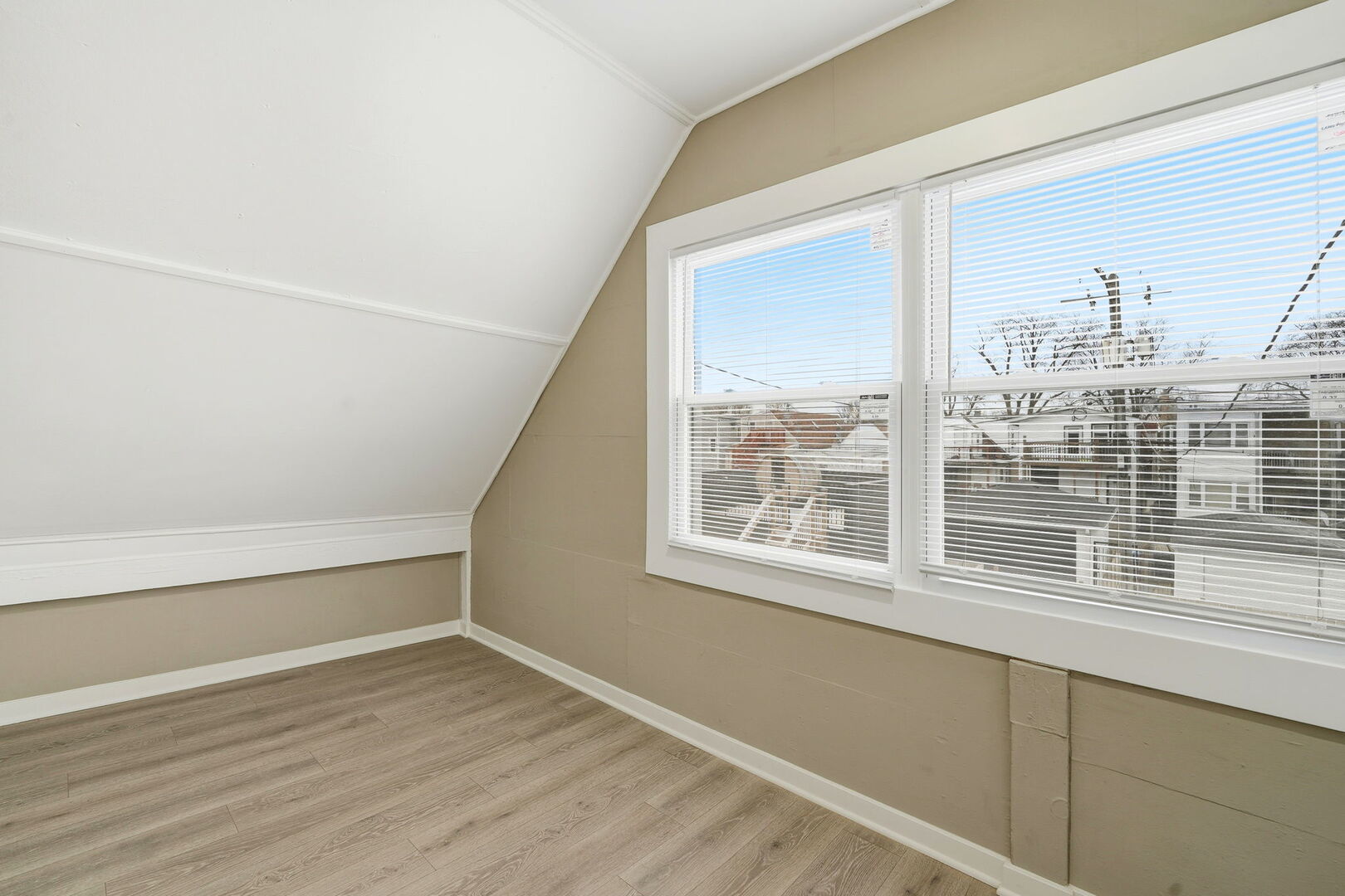 1217 N Harding Avenue Unit: 2