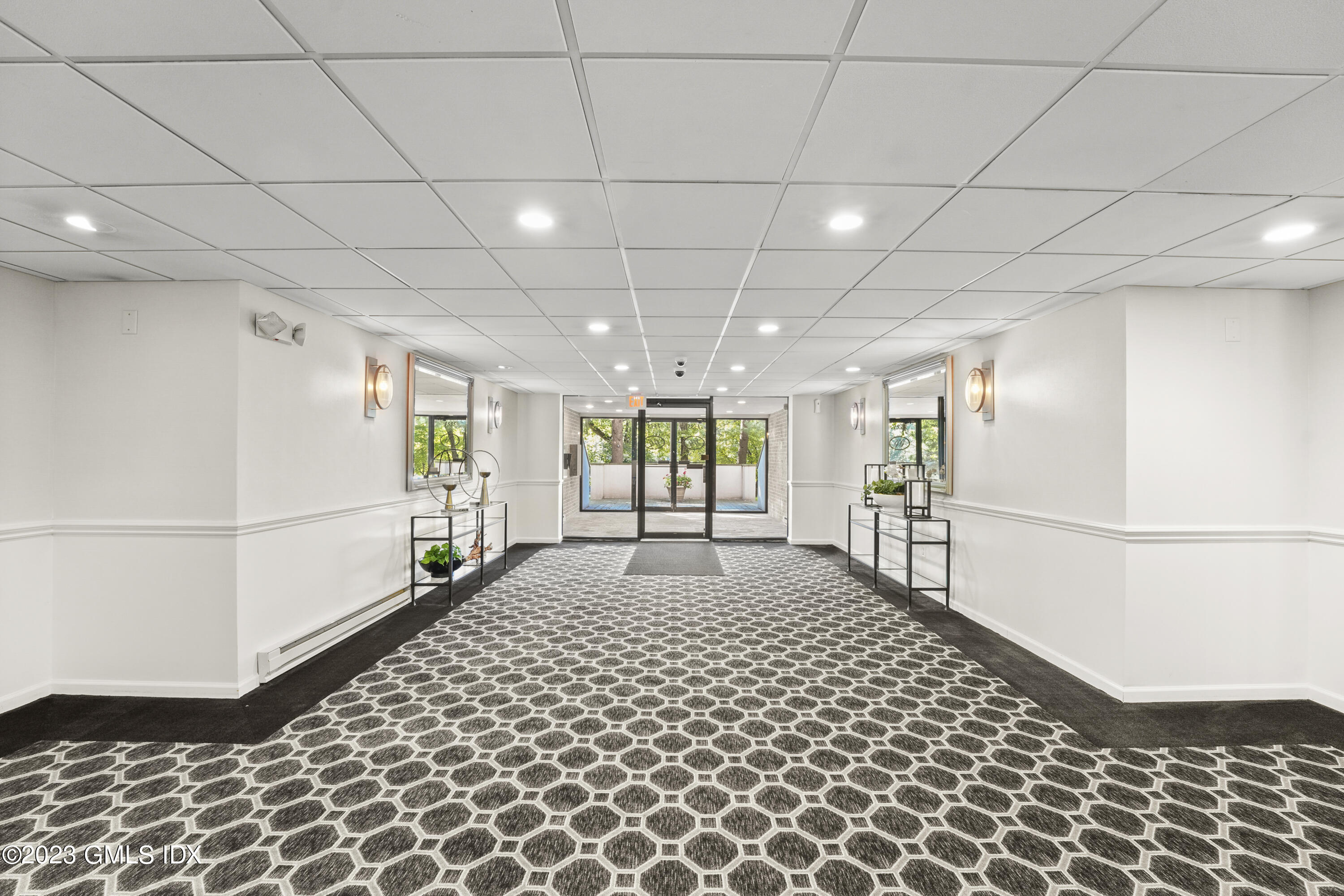 1535 E Putnam Avenue, 303