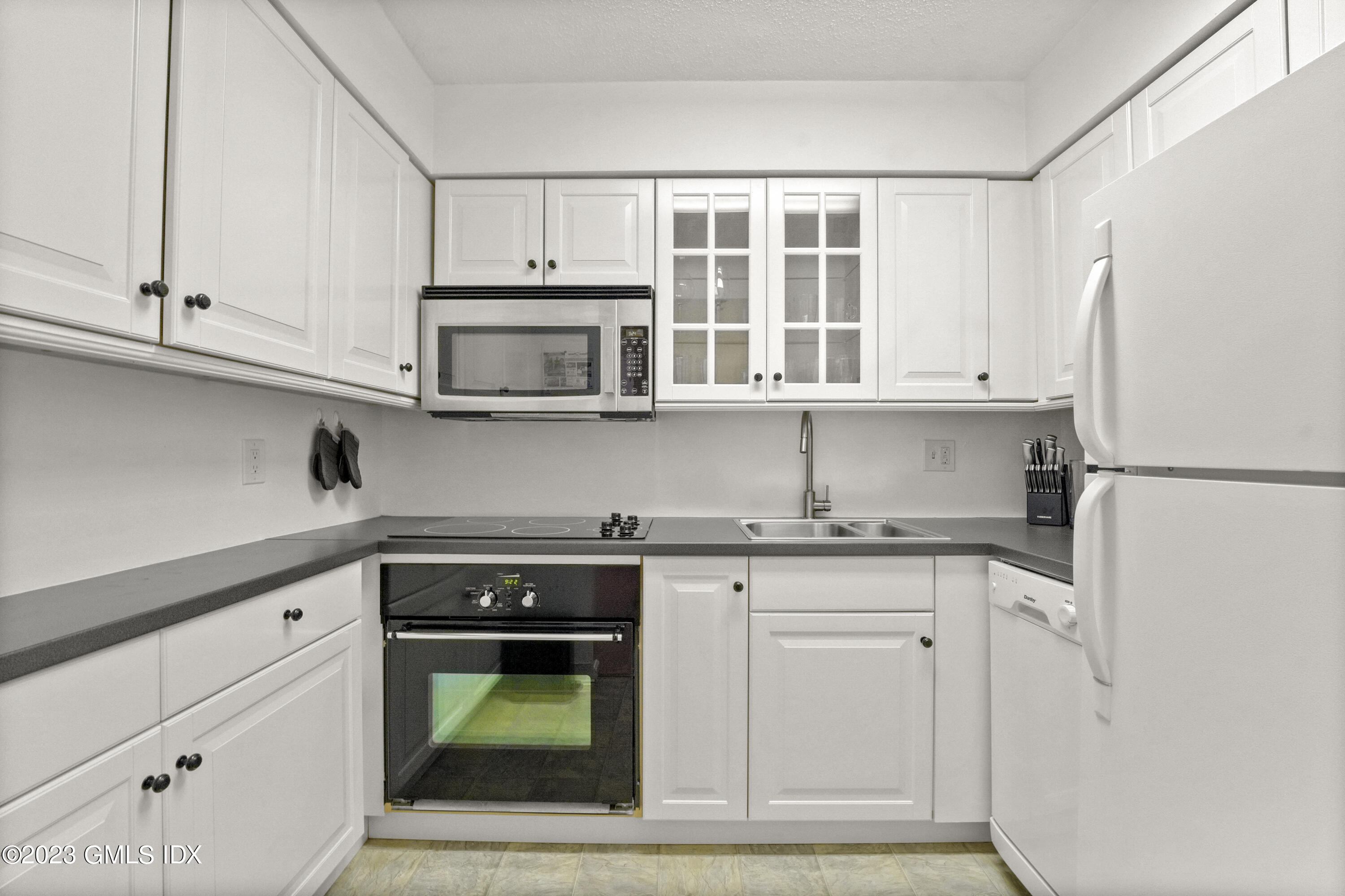 1535 E Putnam Avenue, 303