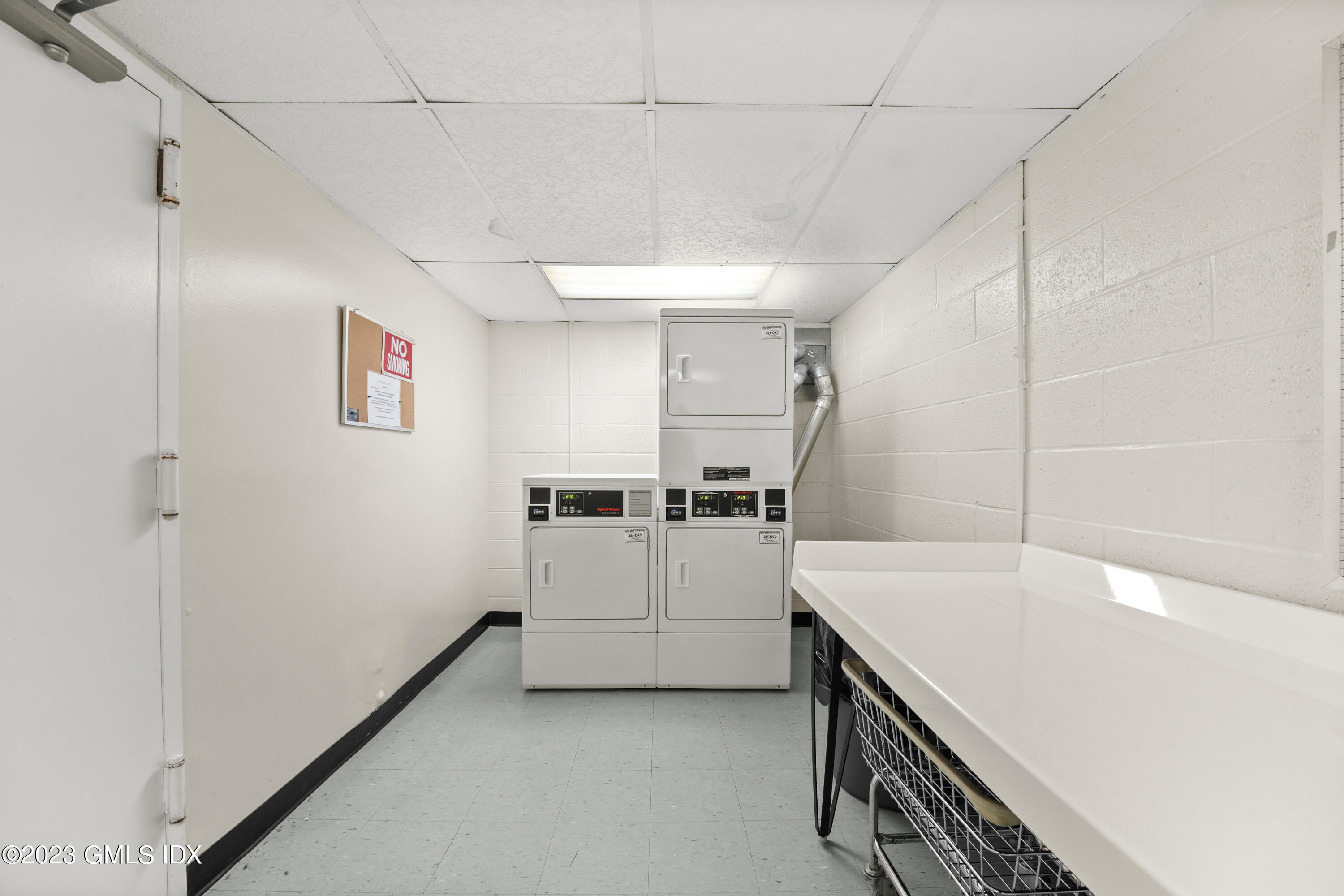 1535 E Putnam Avenue, 303