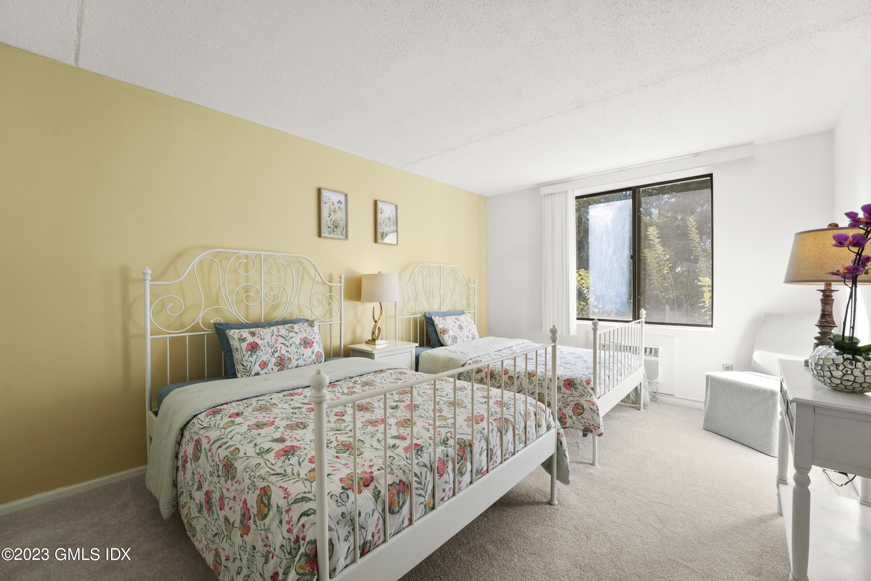 1535 E Putnam Avenue, 303