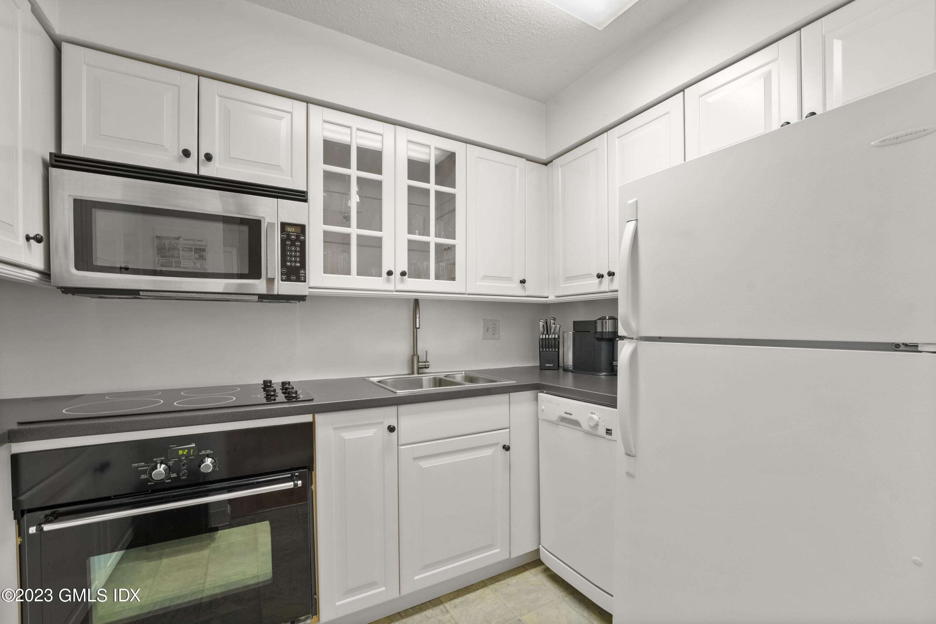 1535 E Putnam Avenue, 303