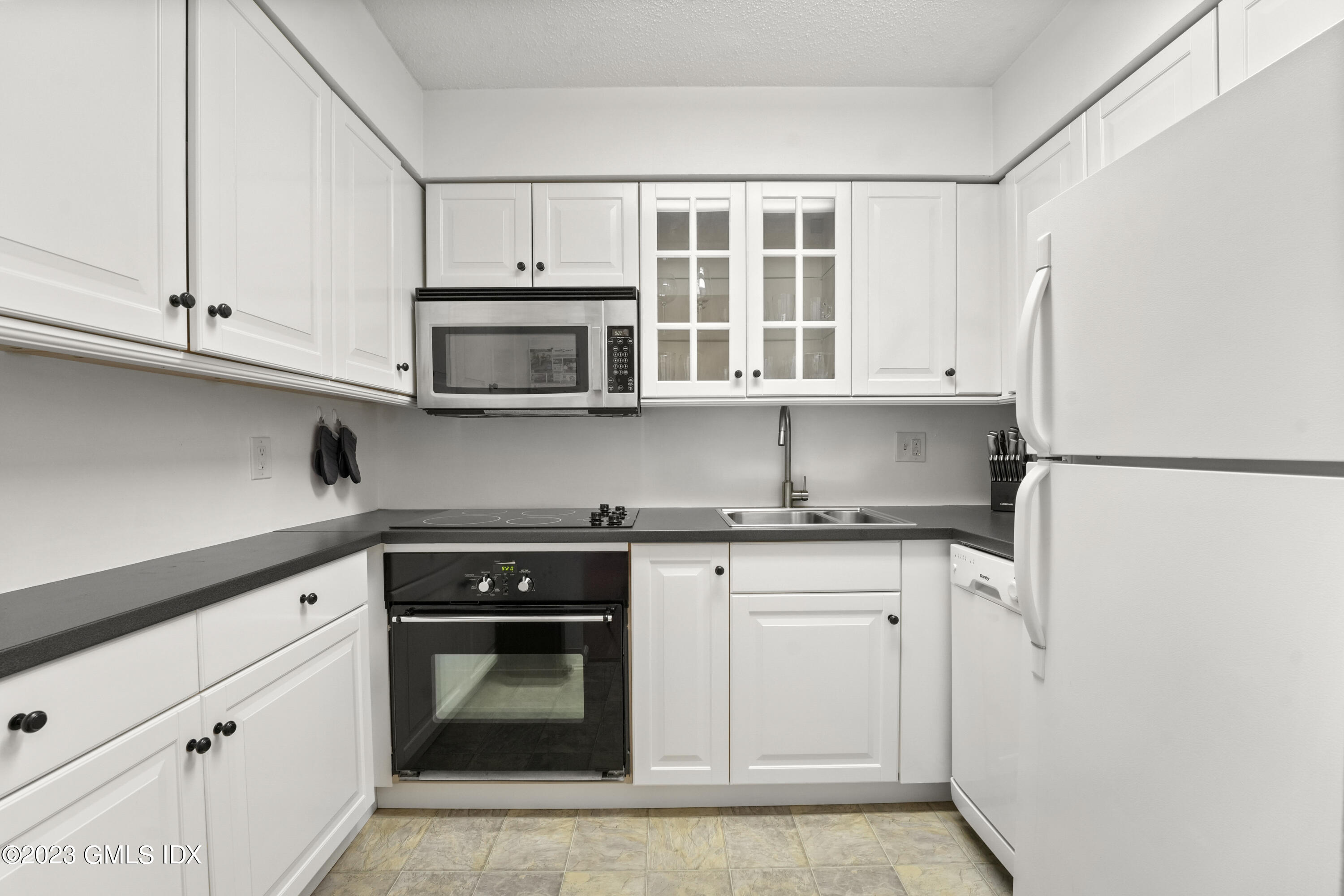 1535 E Putnam Avenue, 303