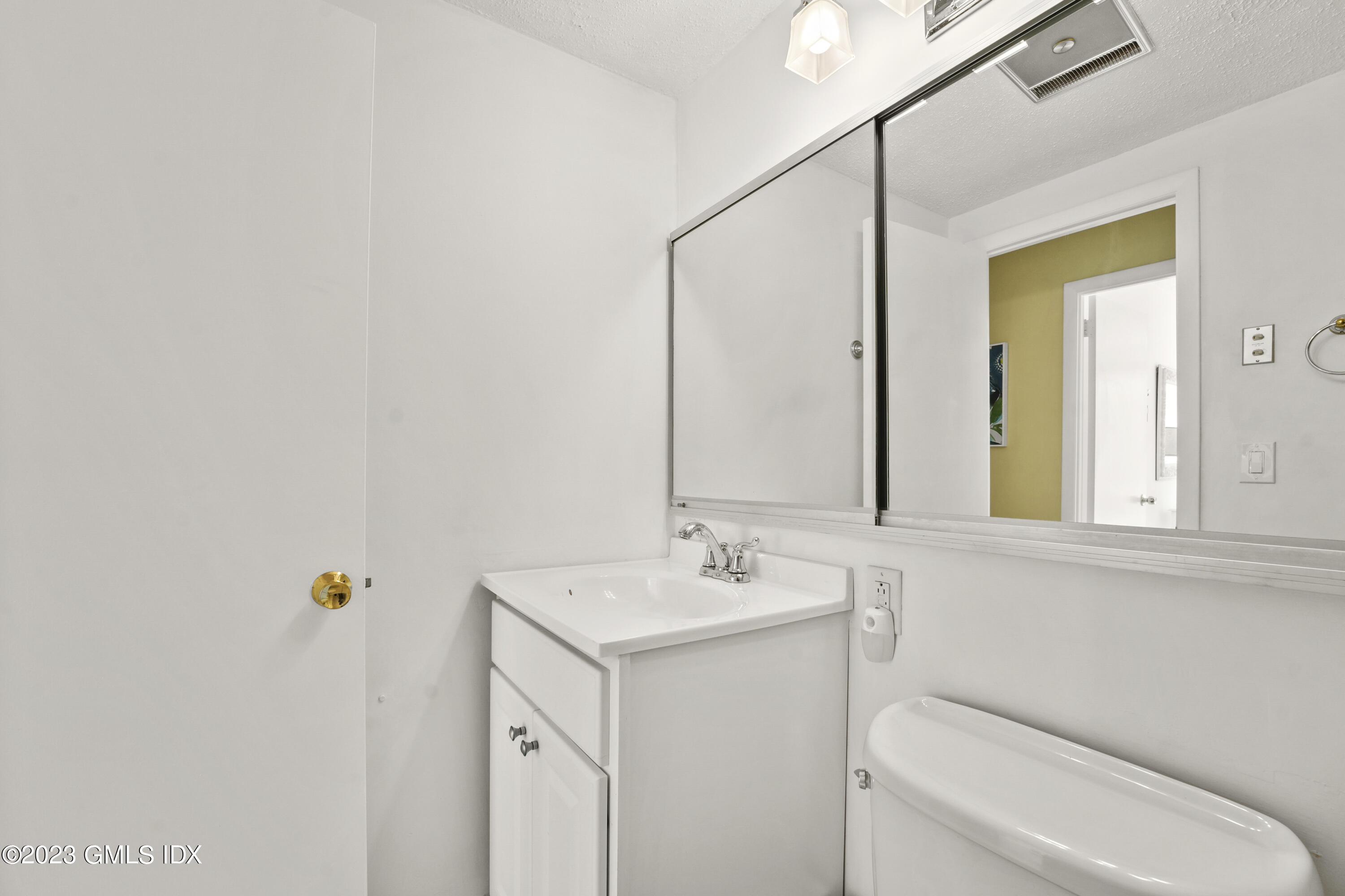 1535 E Putnam Avenue, 303