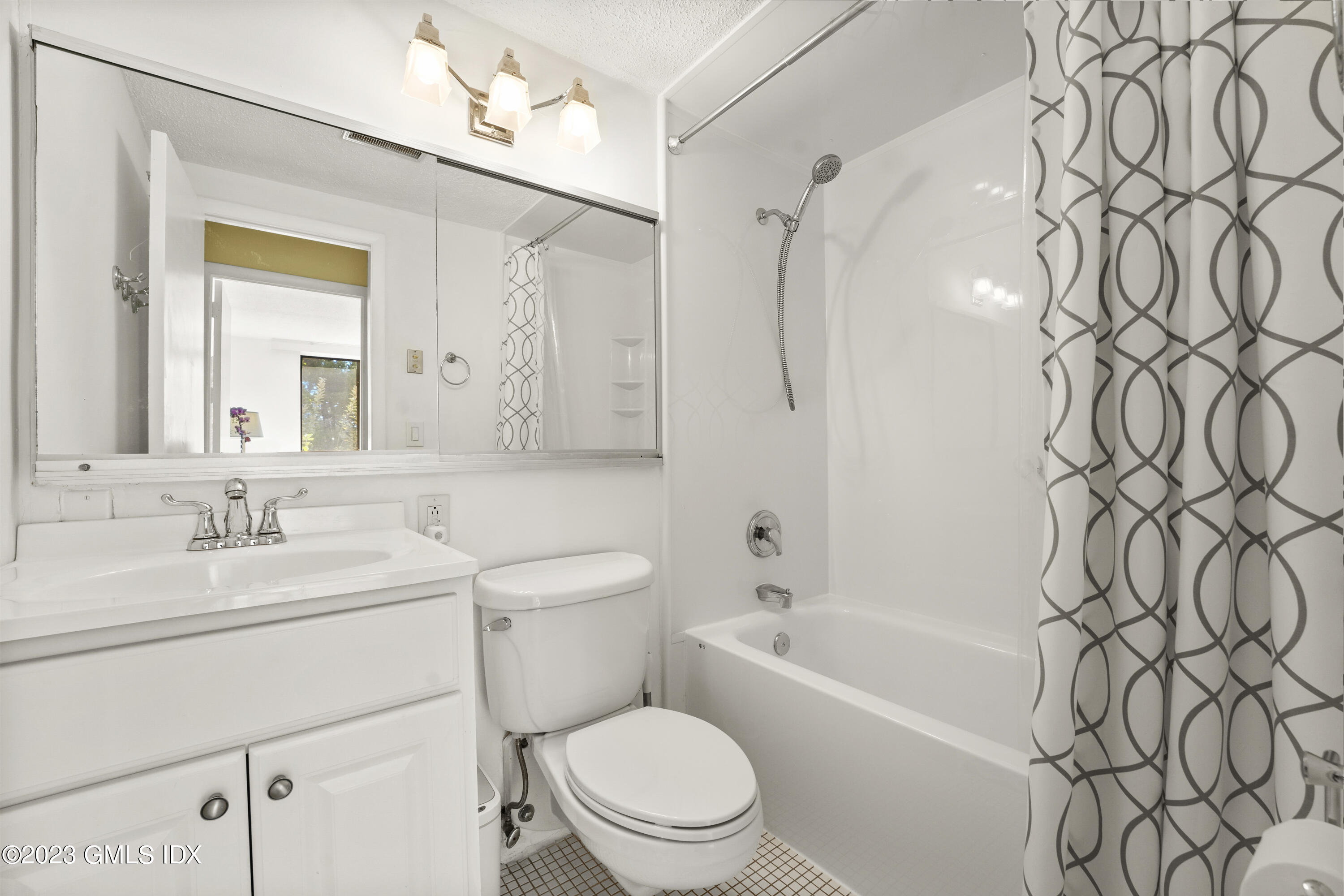 1535 E Putnam Avenue, 303