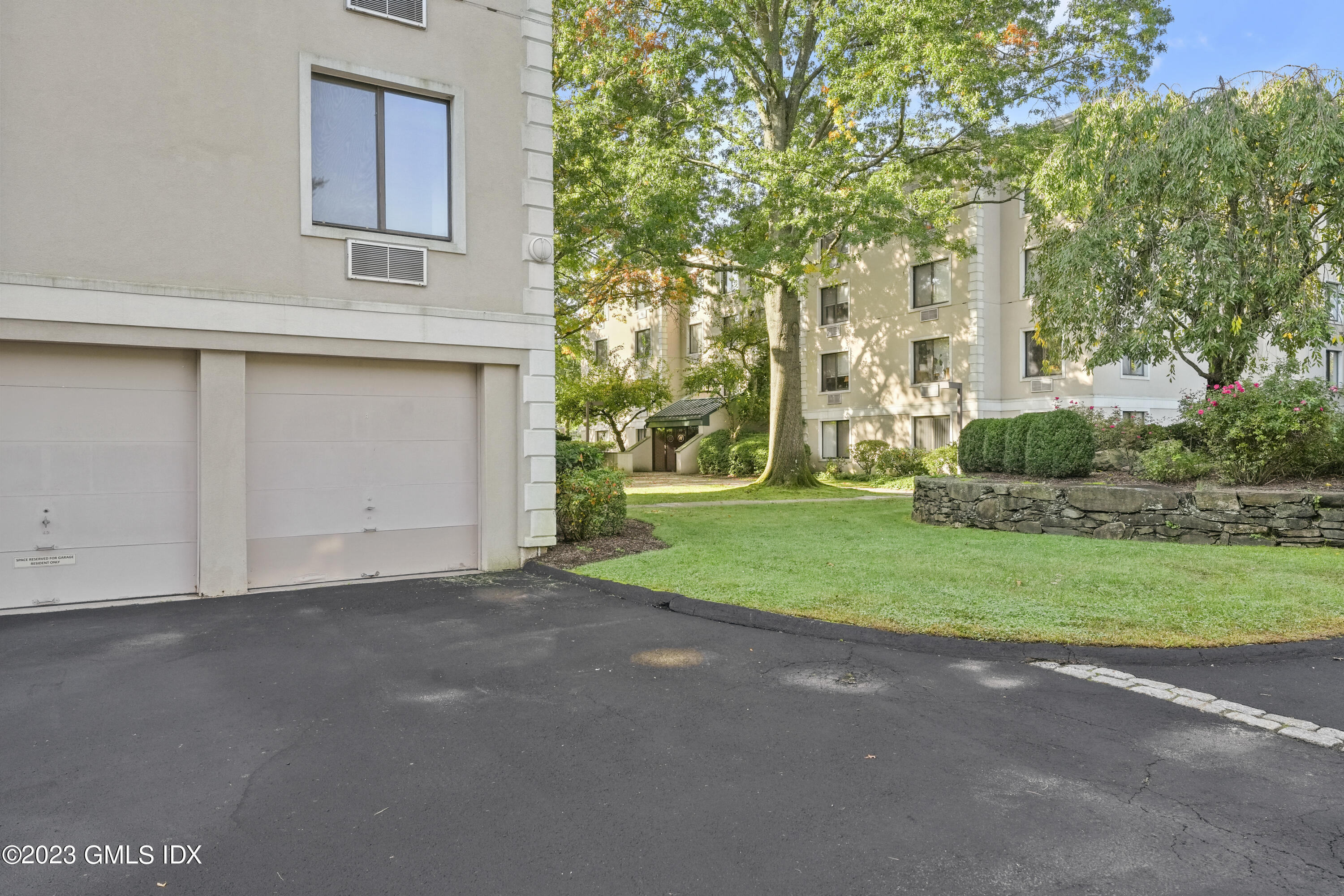 1535 E Putnam Avenue, 303