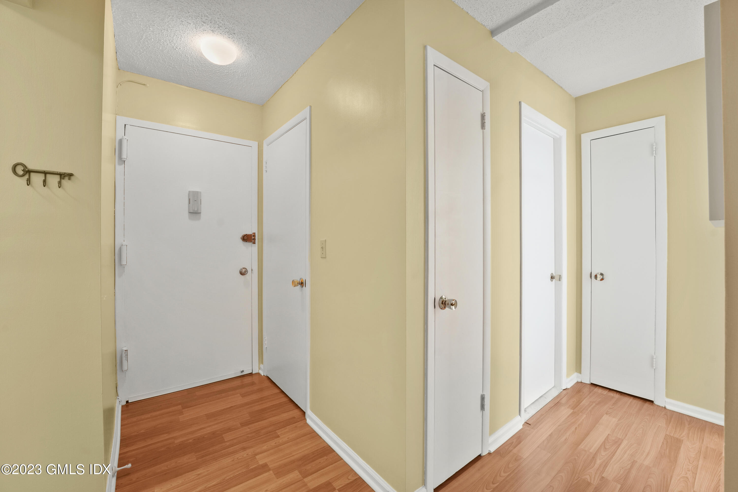 1535 E Putnam Avenue, 303